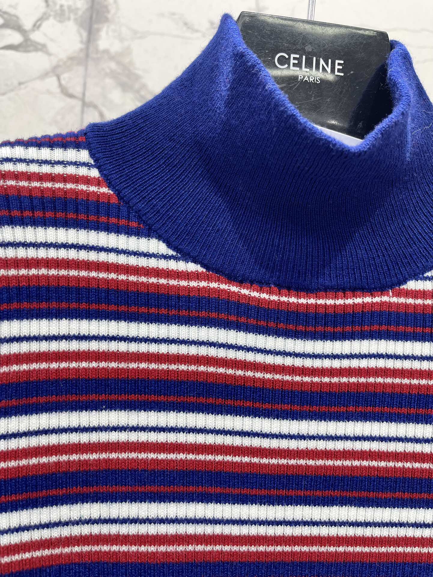 𝗖𝗘𝗟𝗜𝗡𝗘*赛琳半高领复古条纹针织衫高级又时髦的路线，这次这件针织衫也不例外👏。半高领的设计超贴心，又