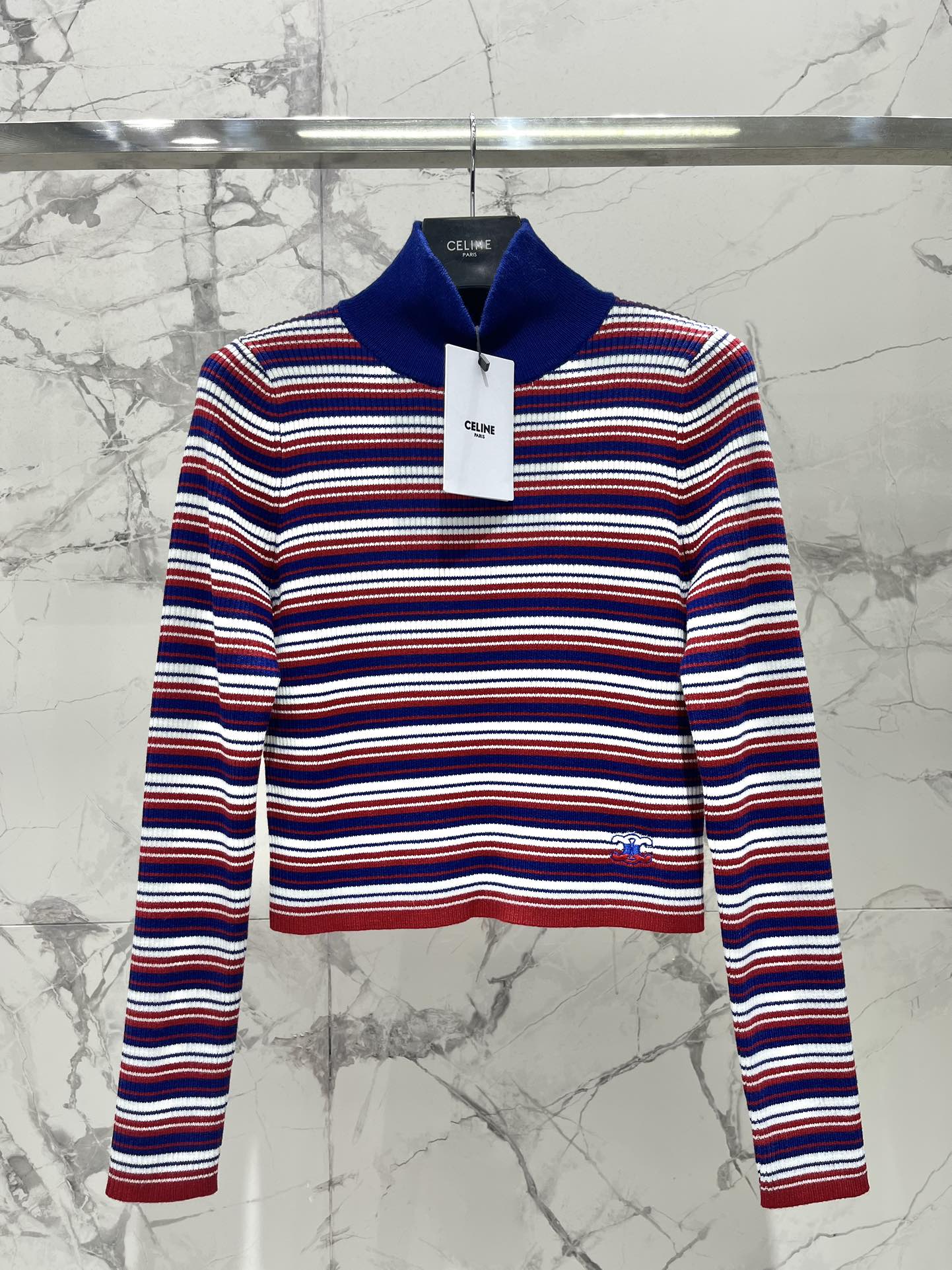 𝗖𝗘𝗟𝗜𝗡𝗘*赛琳半高领复古条纹针织衫高级又时髦的路线，这次这件针织衫也不例外👏。半高领的设计超贴心，又