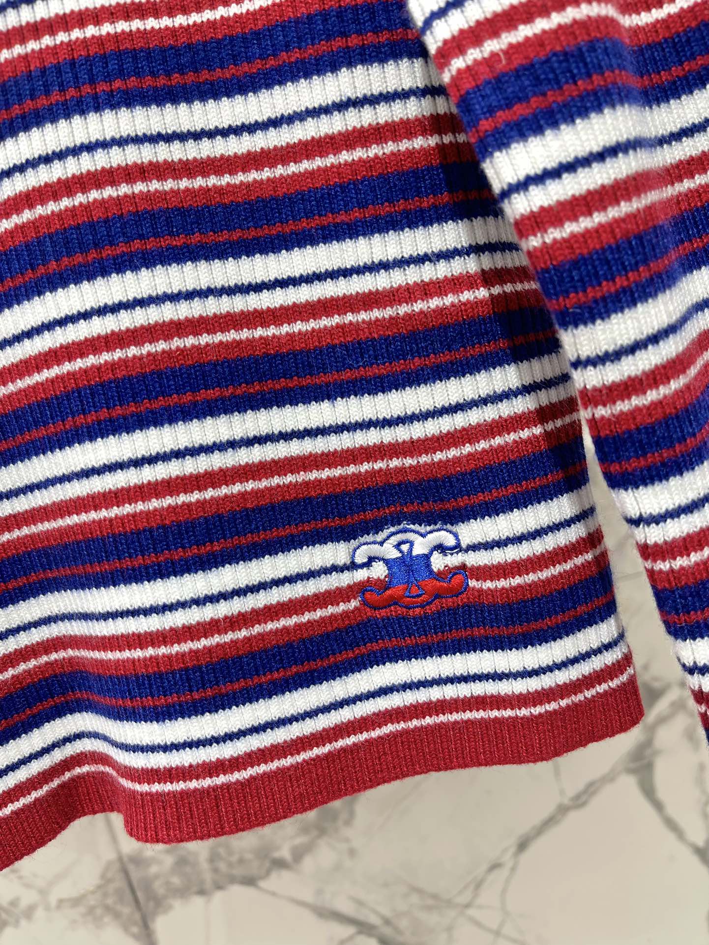 𝗖𝗘𝗟𝗜𝗡𝗘*赛琳半高领复古条纹针织衫高级又时髦的路线，这次这件针织衫也不例外👏。半高领的设计超贴心，又