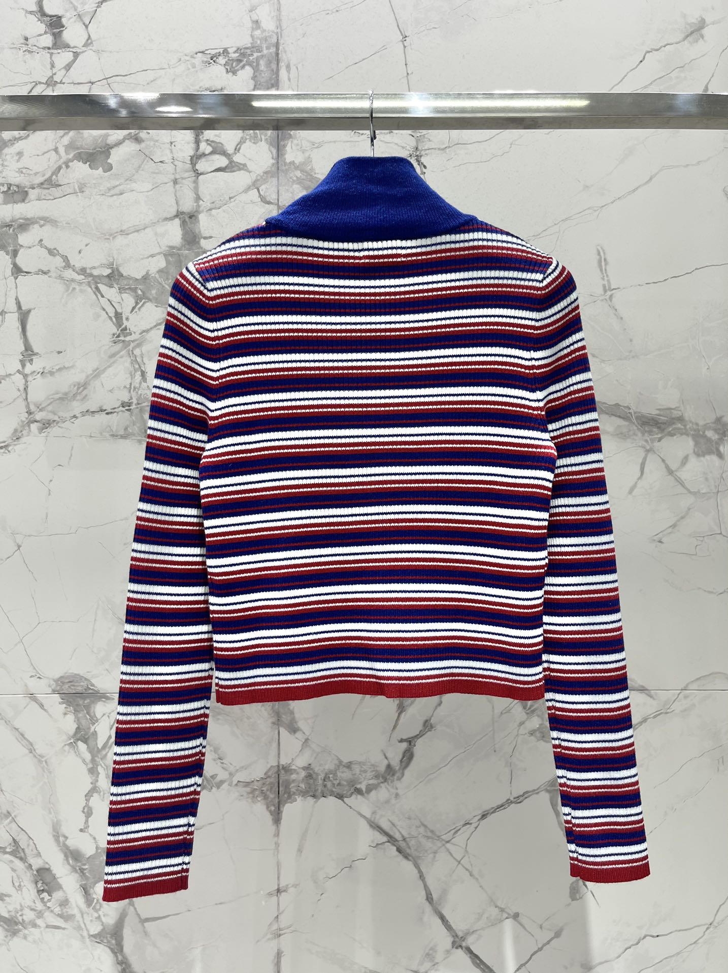 𝗖𝗘𝗟𝗜𝗡𝗘*赛琳半高领复古条纹针织衫高级又时髦的路线，这次这件针织衫也不例外👏。半高领的设计超贴心，又