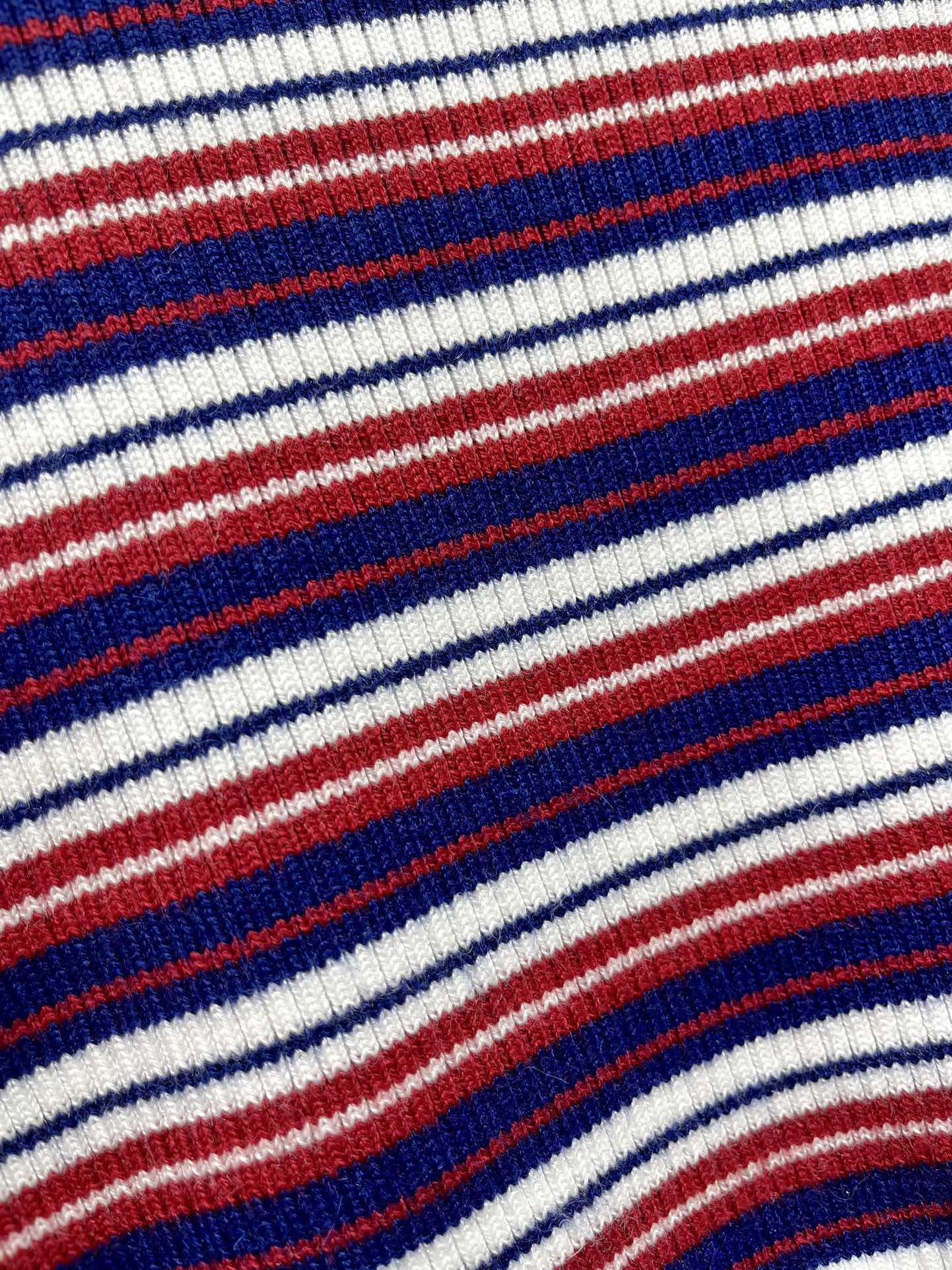 𝗖𝗘𝗟𝗜𝗡𝗘*赛琳半高领复古条纹针织衫高级又时髦的路线，这次这件针织衫也不例外👏。半高领的设计超贴心，又