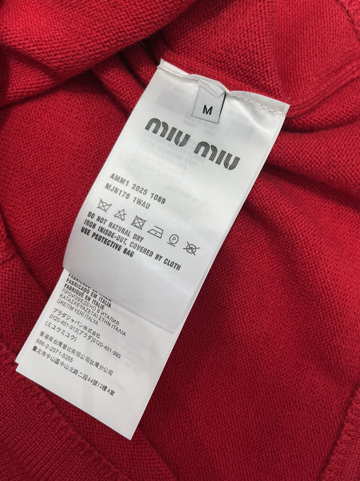 𝗠𝗜𝗨𝗠𝗜𝗨*缪缪早秋新款斜拉链羊绒针织polo衫缪缪家一直走在时尚前沿，这次的新款POLO衫更是把高级