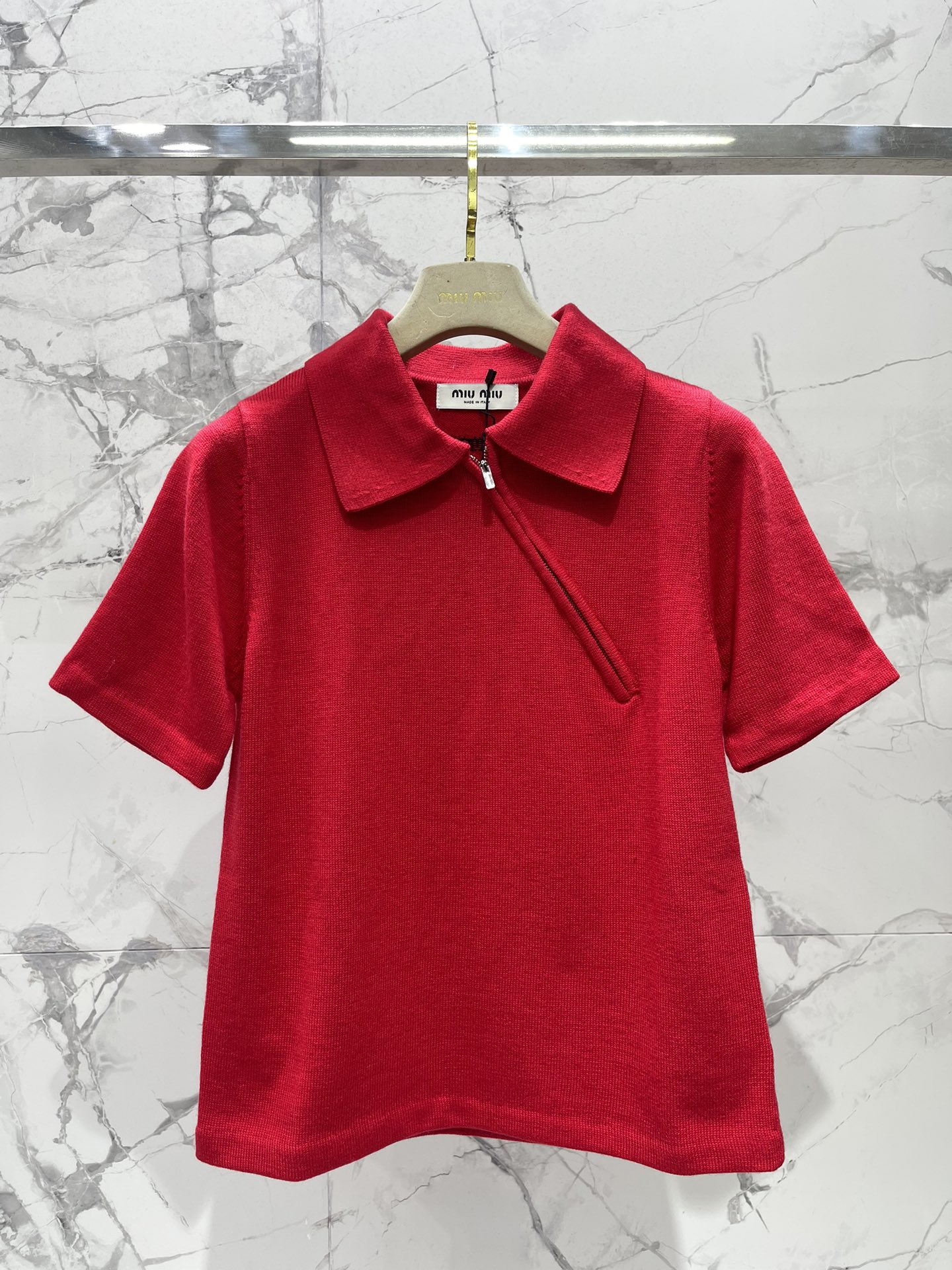 𝗠𝗜𝗨𝗠𝗜𝗨*缪缪早秋新款斜拉链羊绒针织polo衫缪缪家一直走在时尚前沿，这次的新款POLO衫更是把高级