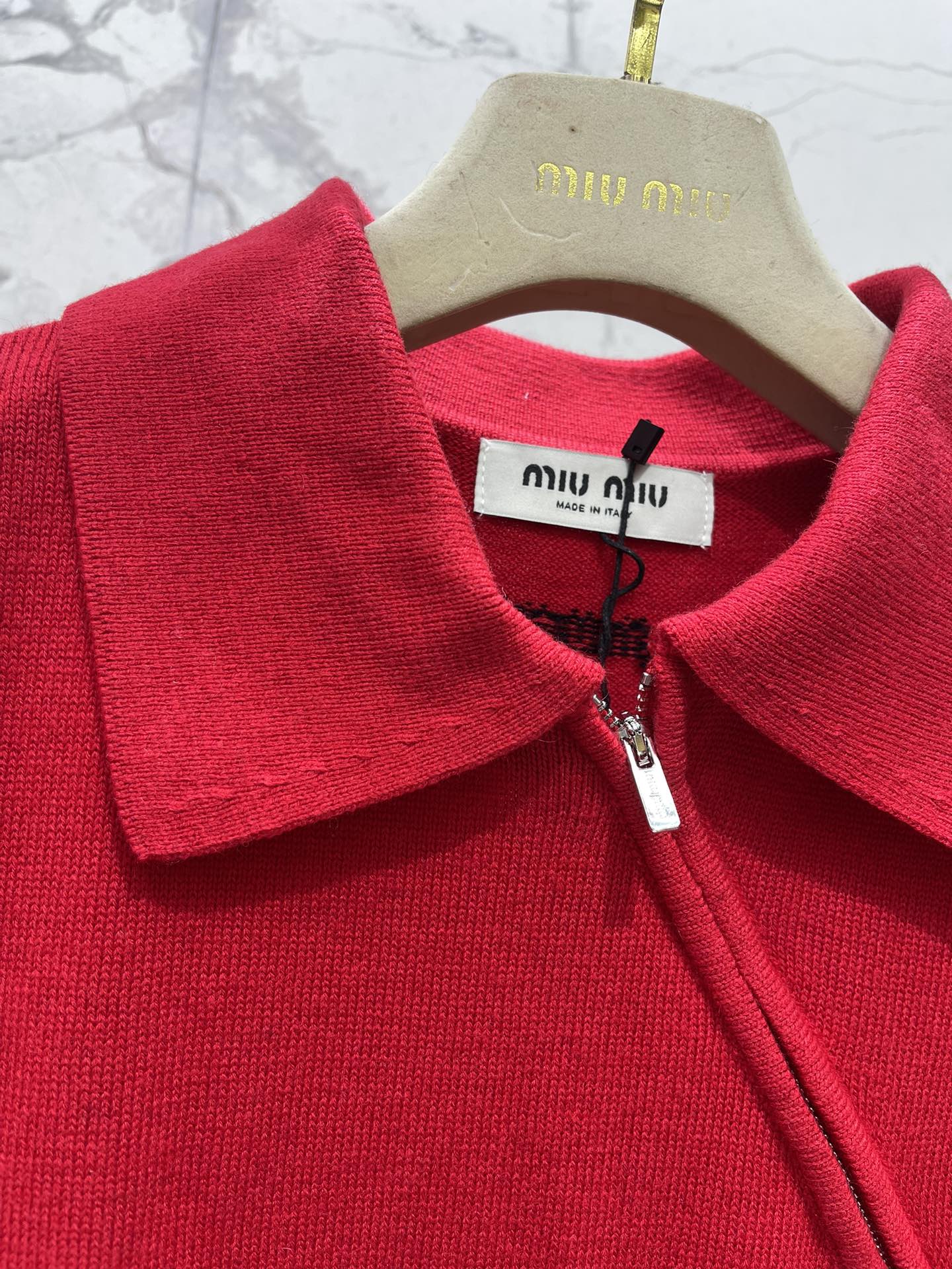 𝗠𝗜𝗨𝗠𝗜𝗨*缪缪早秋新款斜拉链羊绒针织polo衫缪缪家一直走在时尚前沿，这次的新款POLO衫更是把高级