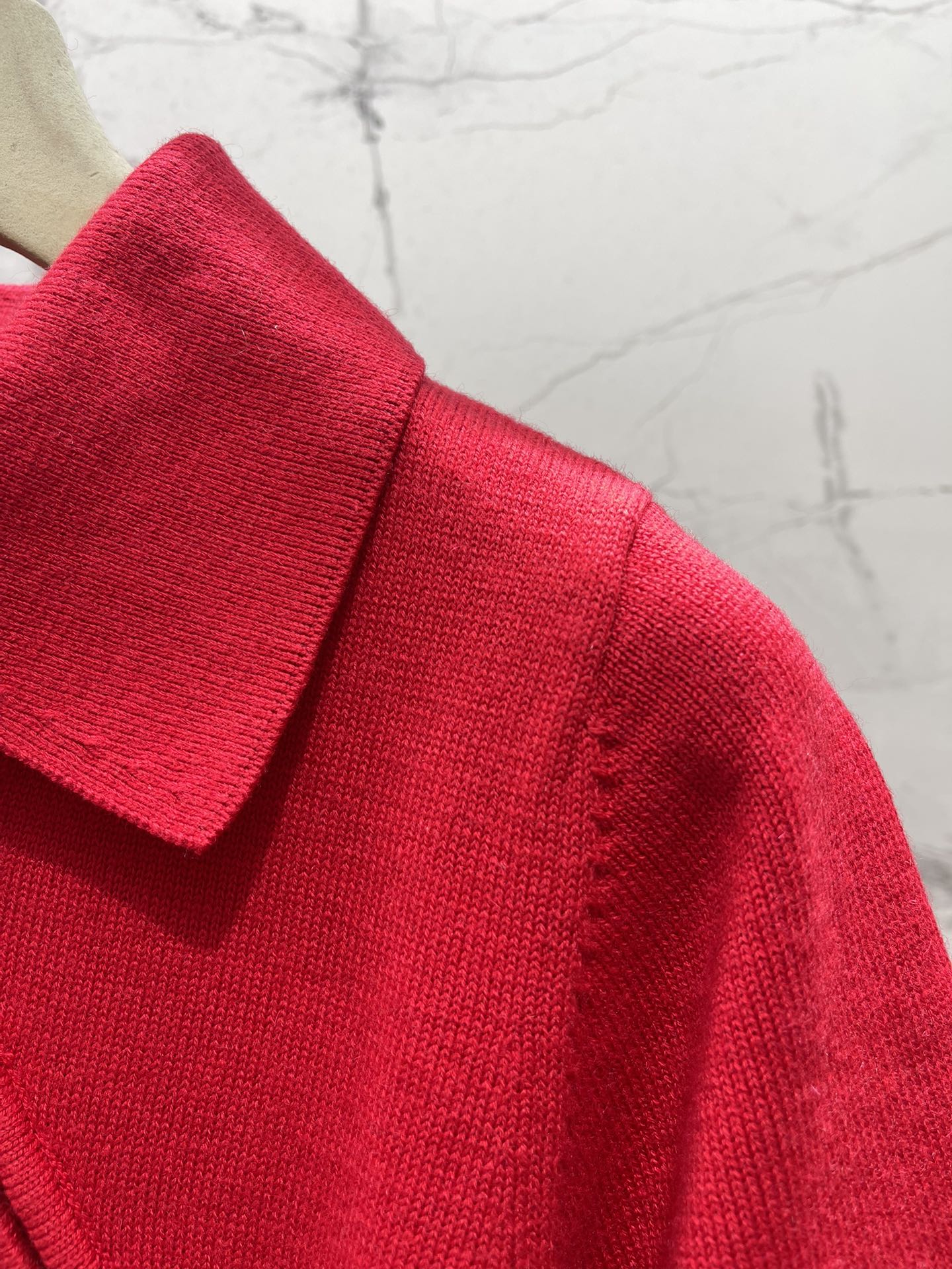 𝗠𝗜𝗨𝗠𝗜𝗨*缪缪早秋新款斜拉链羊绒针织polo衫缪缪家一直走在时尚前沿，这次的新款POLO衫更是把高级