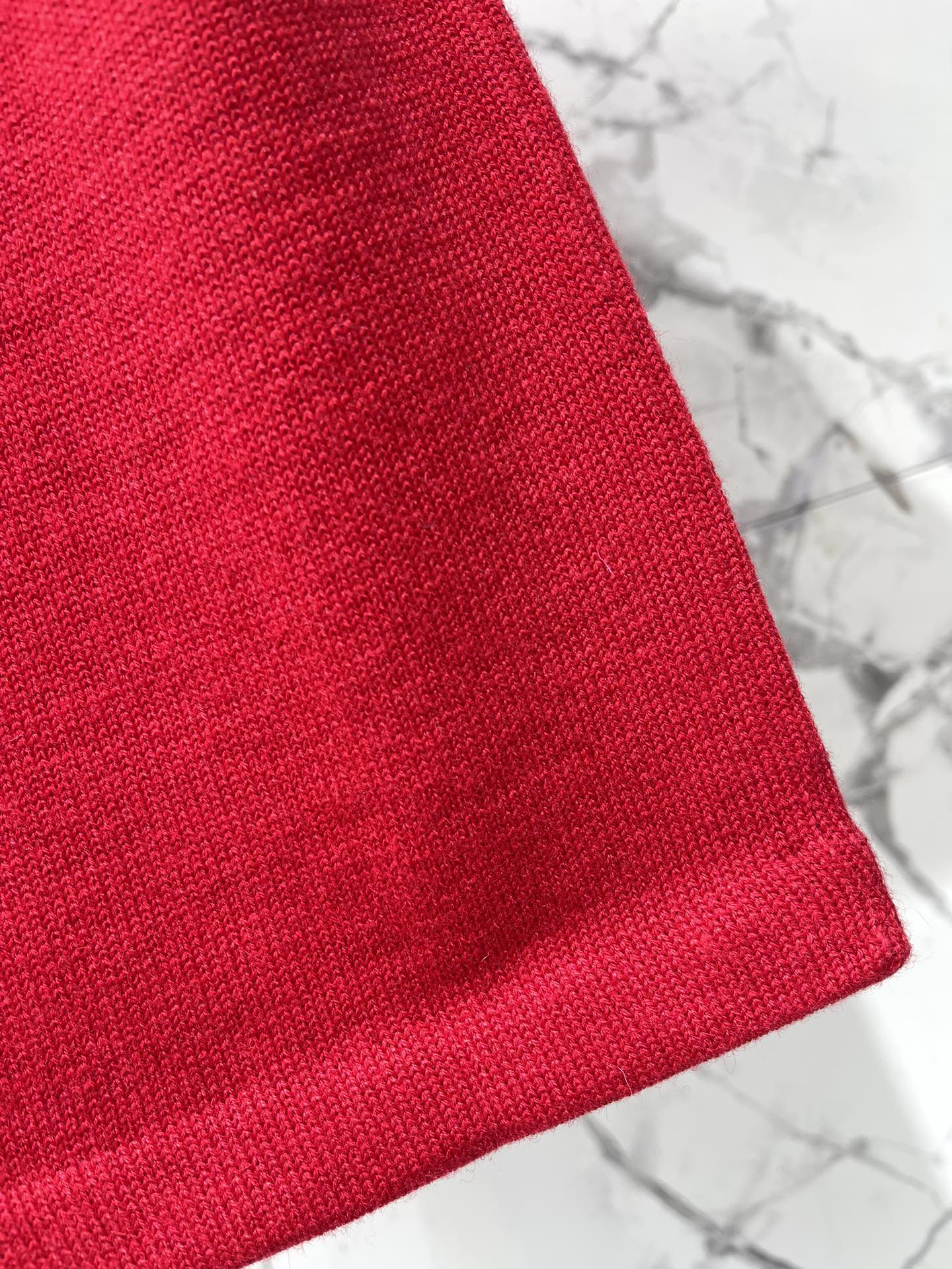 𝗠𝗜𝗨𝗠𝗜𝗨*缪缪早秋新款斜拉链羊绒针织polo衫缪缪家一直走在时尚前沿，这次的新款POLO衫更是把高级