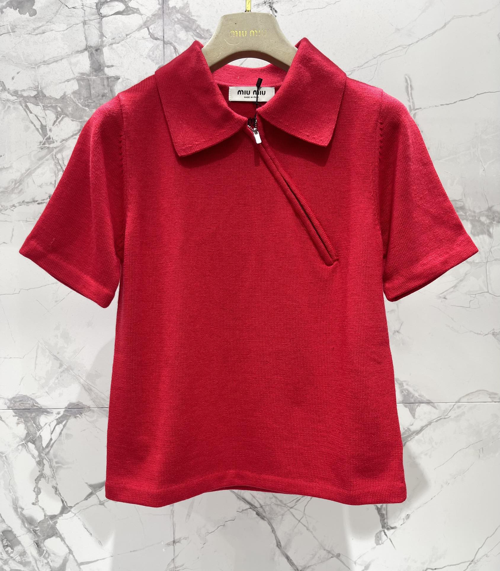 𝗠𝗜𝗨𝗠𝗜𝗨*缪缪早秋新款斜拉链羊绒针织polo衫缪缪家一直走在时尚前沿，这次的新款POLO衫更是把高级