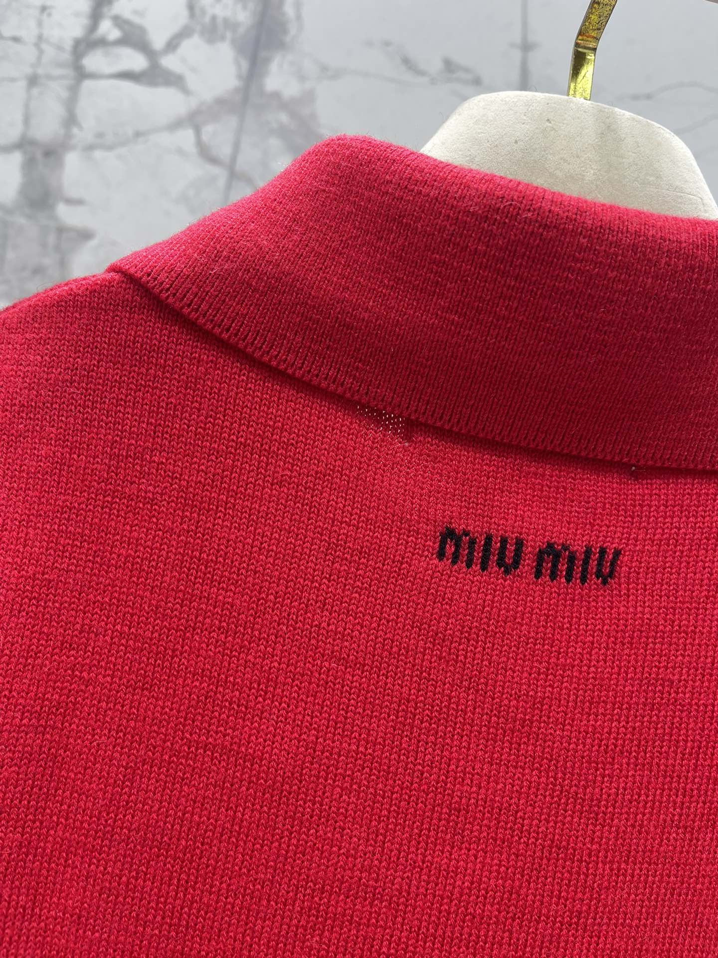 𝗠𝗜𝗨𝗠𝗜𝗨*缪缪早秋新款斜拉链羊绒针织polo衫缪缪家一直走在时尚前沿，这次的新款POLO衫更是把高级