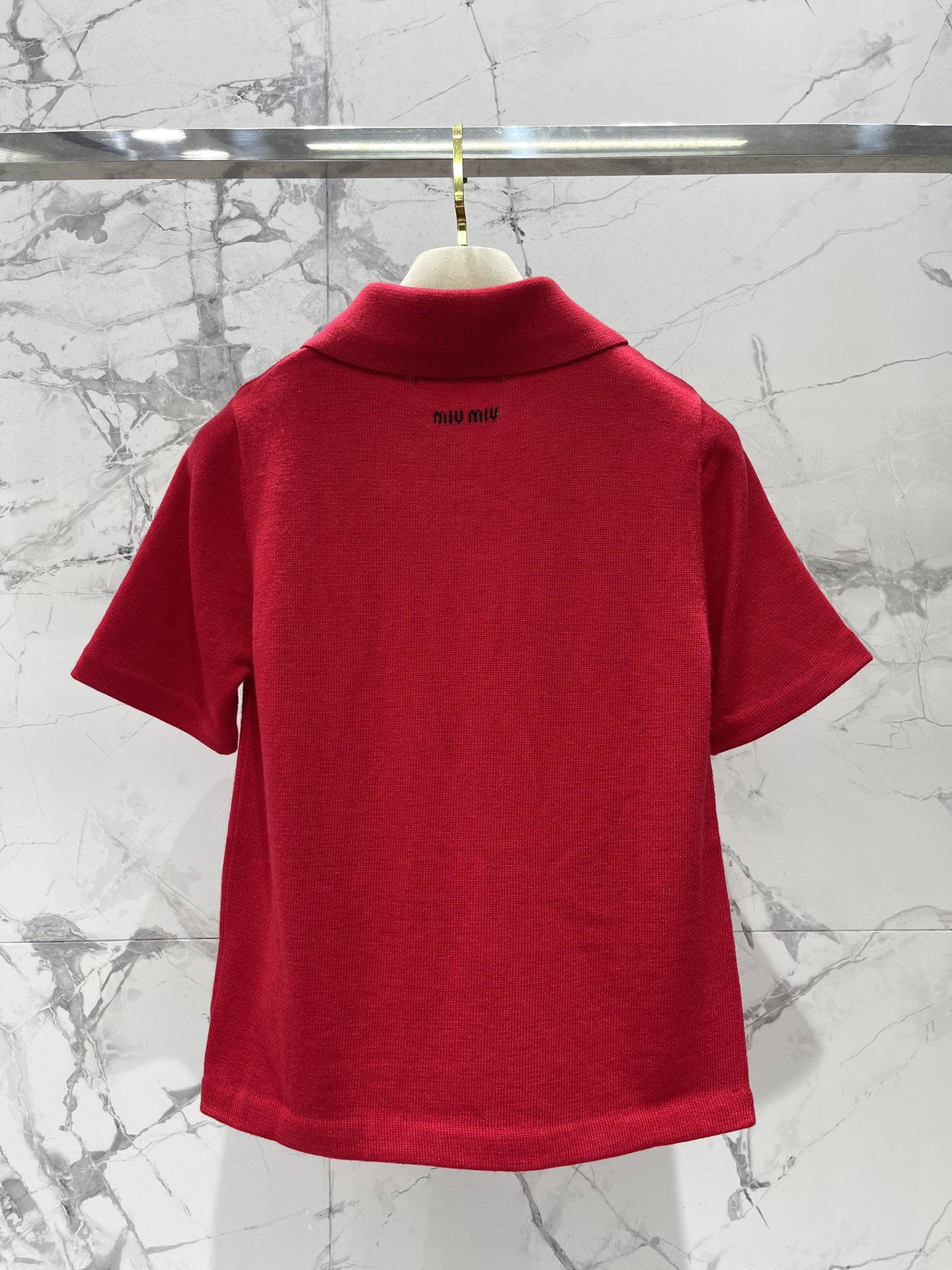 𝗠𝗜𝗨𝗠𝗜𝗨*缪缪早秋新款斜拉链羊绒针织polo衫缪缪家一直走在时尚前沿，这次的新款POLO衫更是把高级