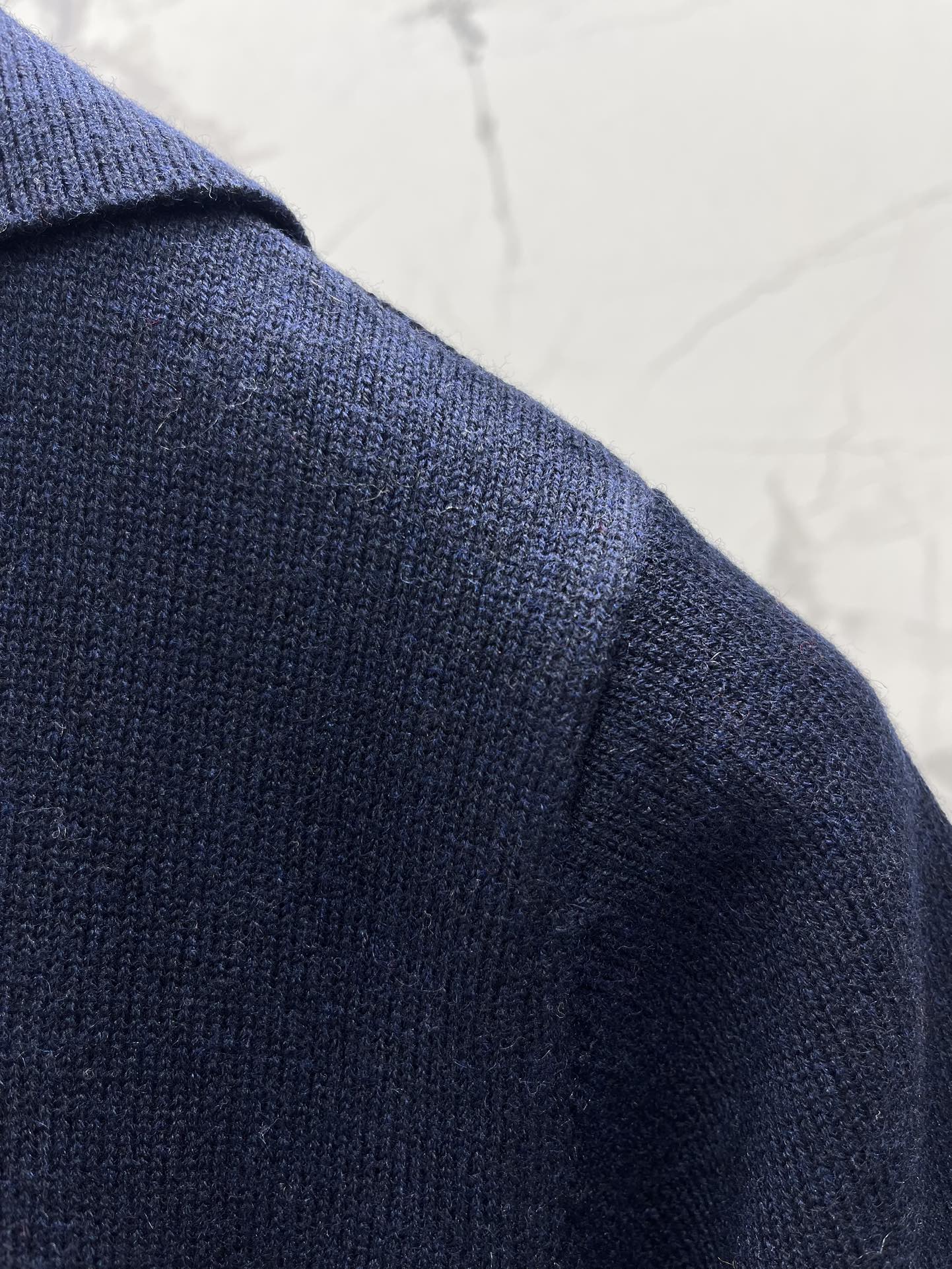 𝗠𝗜𝗨𝗠𝗜𝗨*缪缪早秋新款斜拉链羊绒针织polo衫缪缪家一直走在时尚前沿，这次的新款POLO衫更是把高级