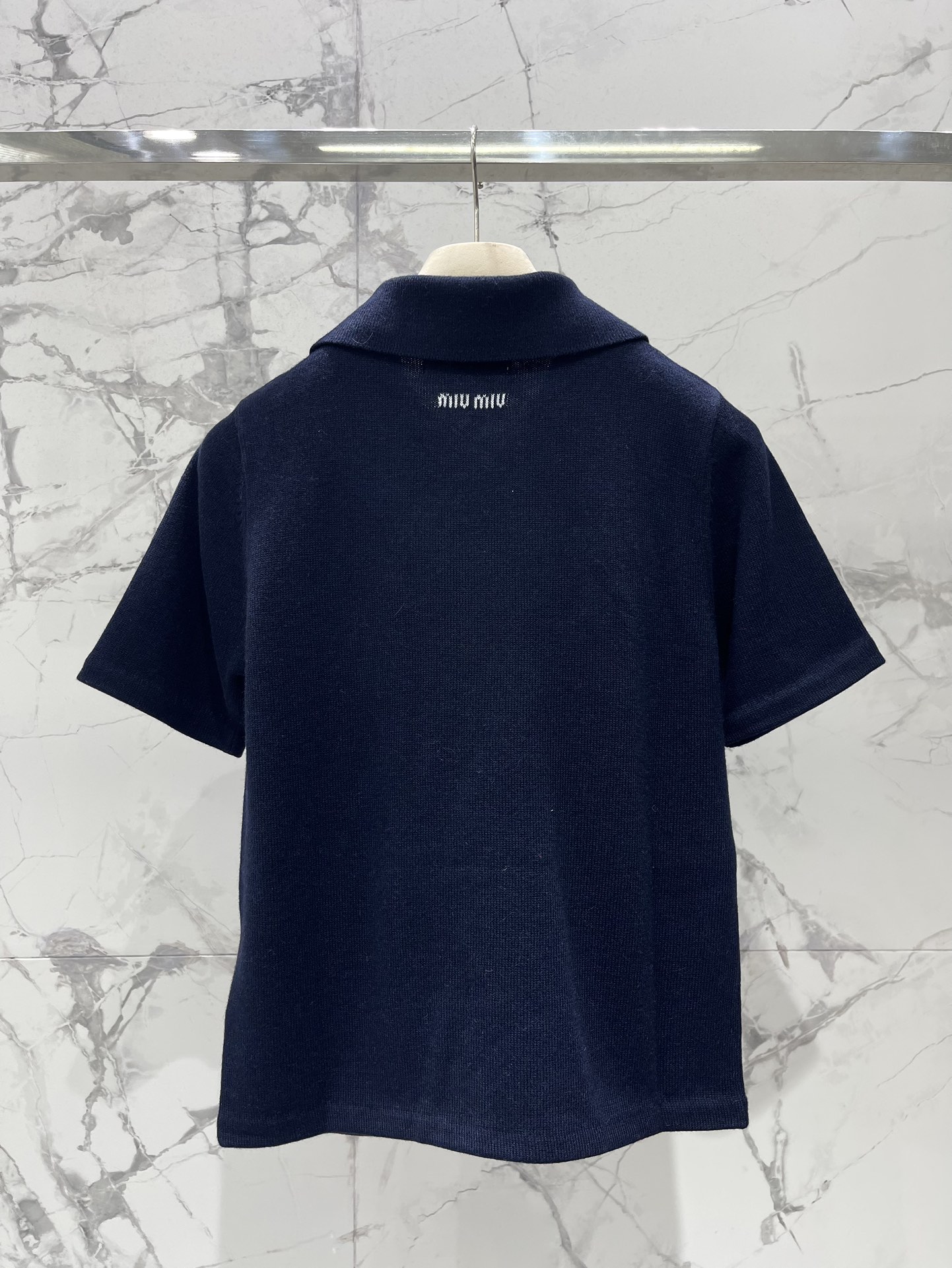 𝗠𝗜𝗨𝗠𝗜𝗨*缪缪早秋新款斜拉链羊绒针织polo衫缪缪家一直走在时尚前沿，这次的新款POLO衫更是把高级