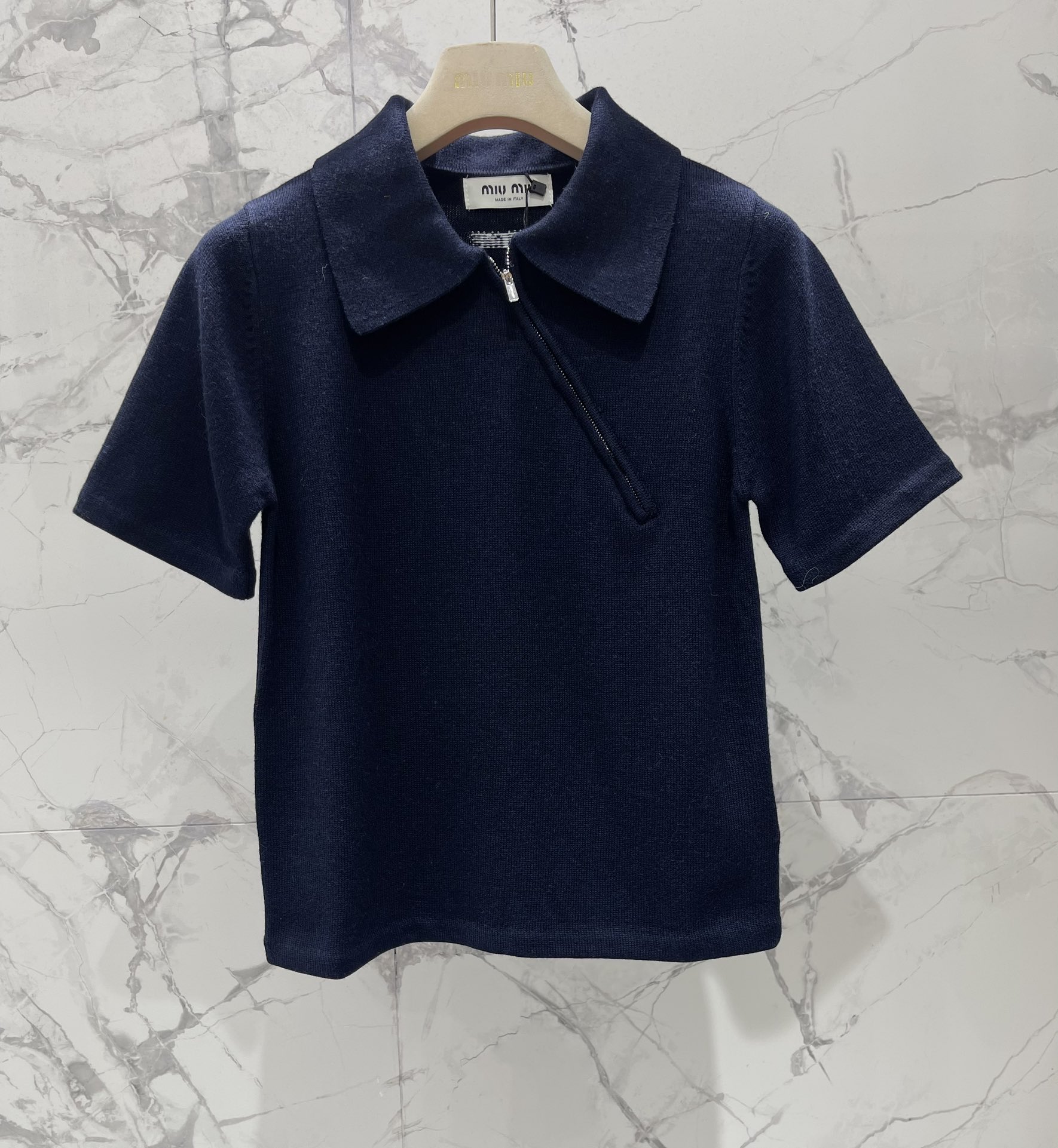 𝗠𝗜𝗨𝗠𝗜𝗨*缪缪早秋新款斜拉链羊绒针织polo衫缪缪家一直走在时尚前沿，这次的新款POLO衫更是把高级