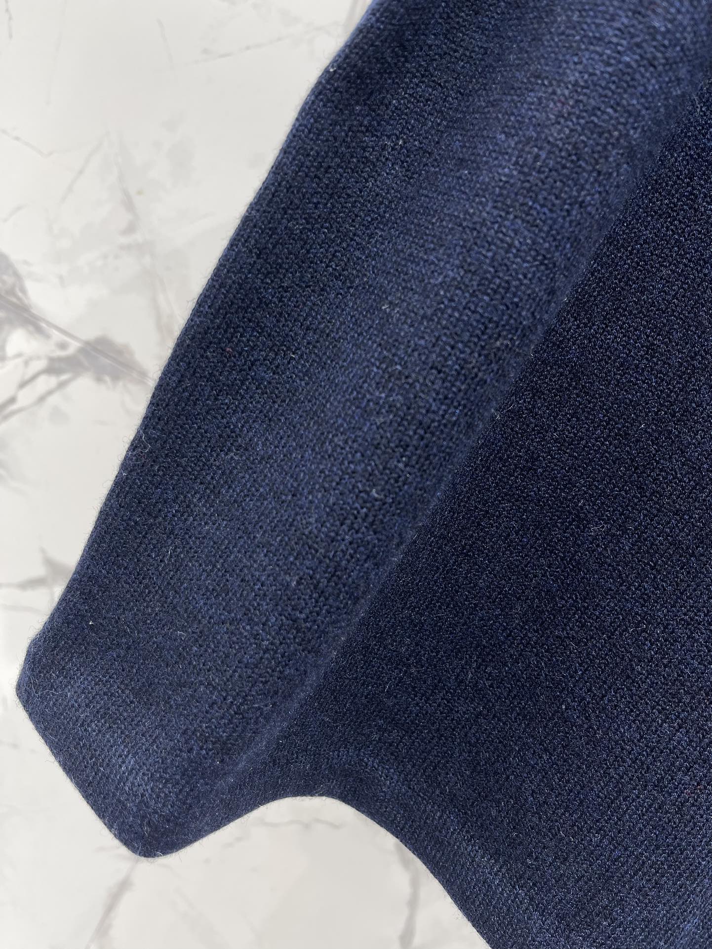 𝗠𝗜𝗨𝗠𝗜𝗨*缪缪早秋新款斜拉链羊绒针织polo衫缪缪家一直走在时尚前沿，这次的新款POLO衫更是把高级