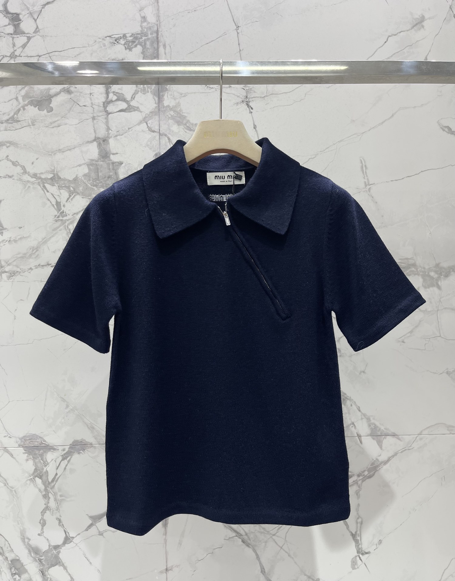 𝗠𝗜𝗨𝗠𝗜𝗨*缪缪早秋新款斜拉链羊绒针织polo衫缪缪家一直走在时尚前沿，这次的新款POLO衫更是把高级