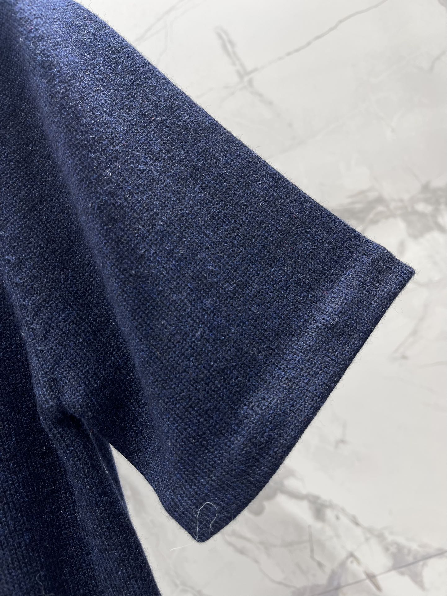 𝗠𝗜𝗨𝗠𝗜𝗨*缪缪早秋新款斜拉链羊绒针织polo衫缪缪家一直走在时尚前沿，这次的新款POLO衫更是把高级