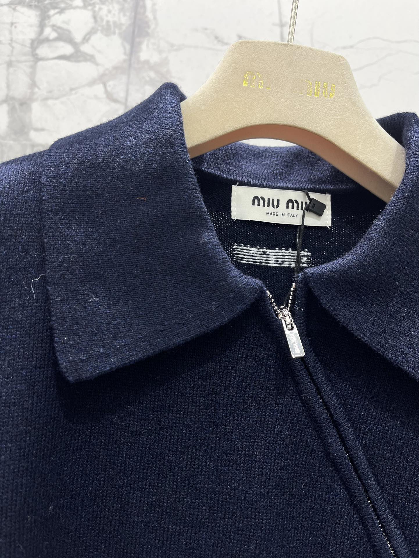 𝗠𝗜𝗨𝗠𝗜𝗨*缪缪早秋新款斜拉链羊绒针织polo衫缪缪家一直走在时尚前沿，这次的新款POLO衫更是把高级