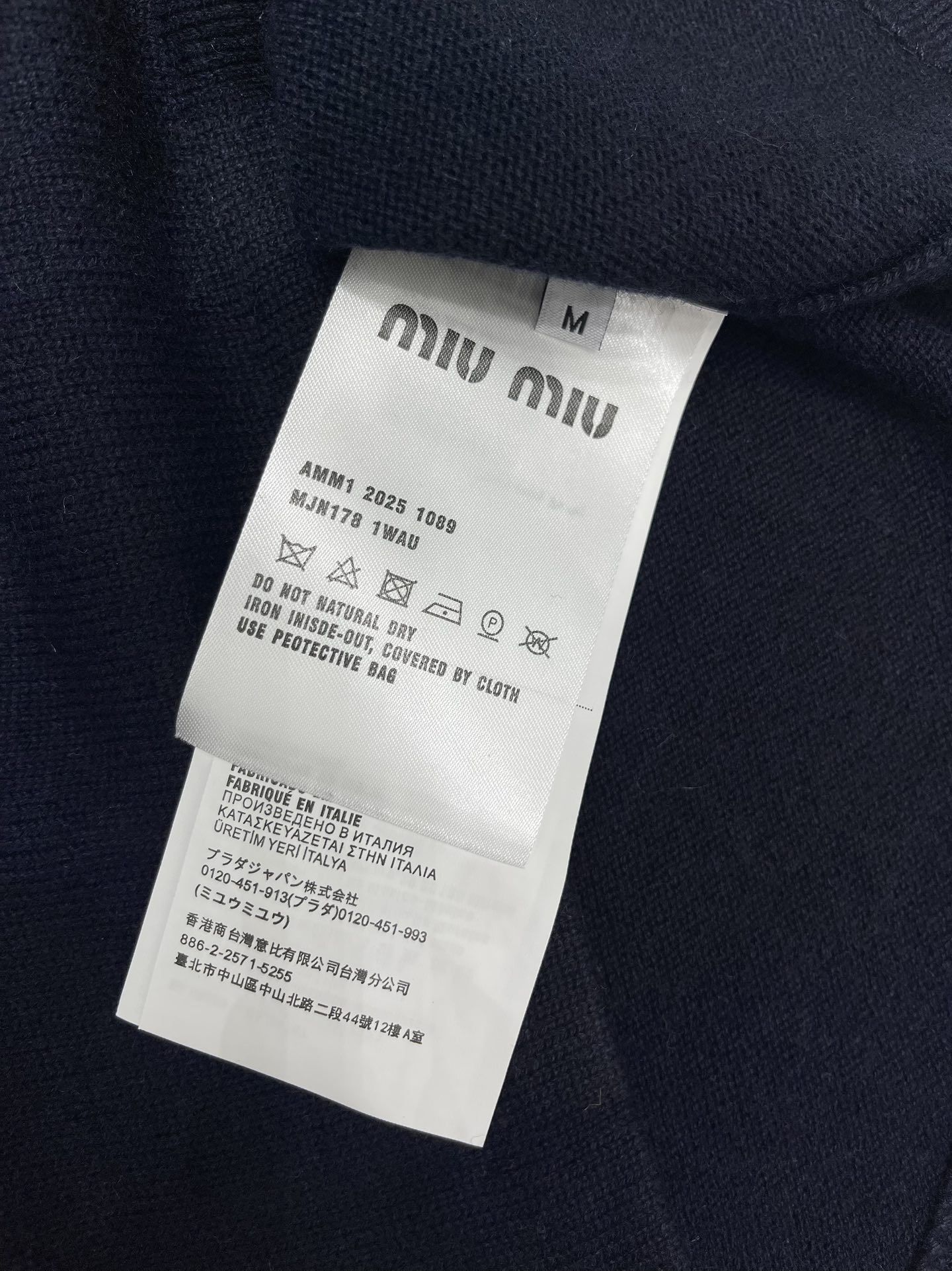 𝗠𝗜𝗨𝗠𝗜𝗨*缪缪早秋新款斜拉链羊绒针织polo衫缪缪家一直走在时尚前沿，这次的新款POLO衫更是把高级