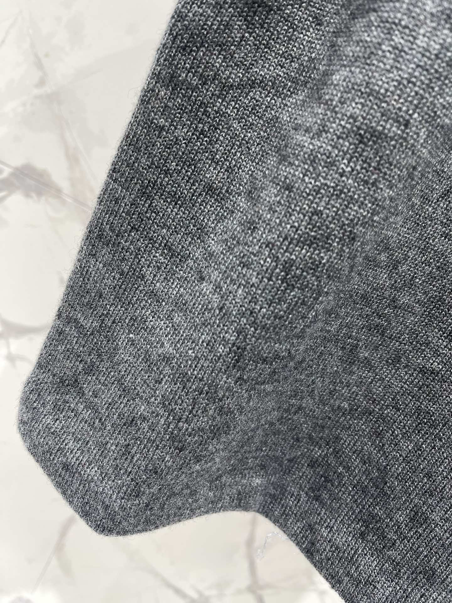 𝗠𝗜𝗨𝗠𝗜𝗨*缪缪早秋新款斜拉链羊绒针织polo衫缪缪家一直走在时尚前沿，这次的新款POLO衫更是把高级