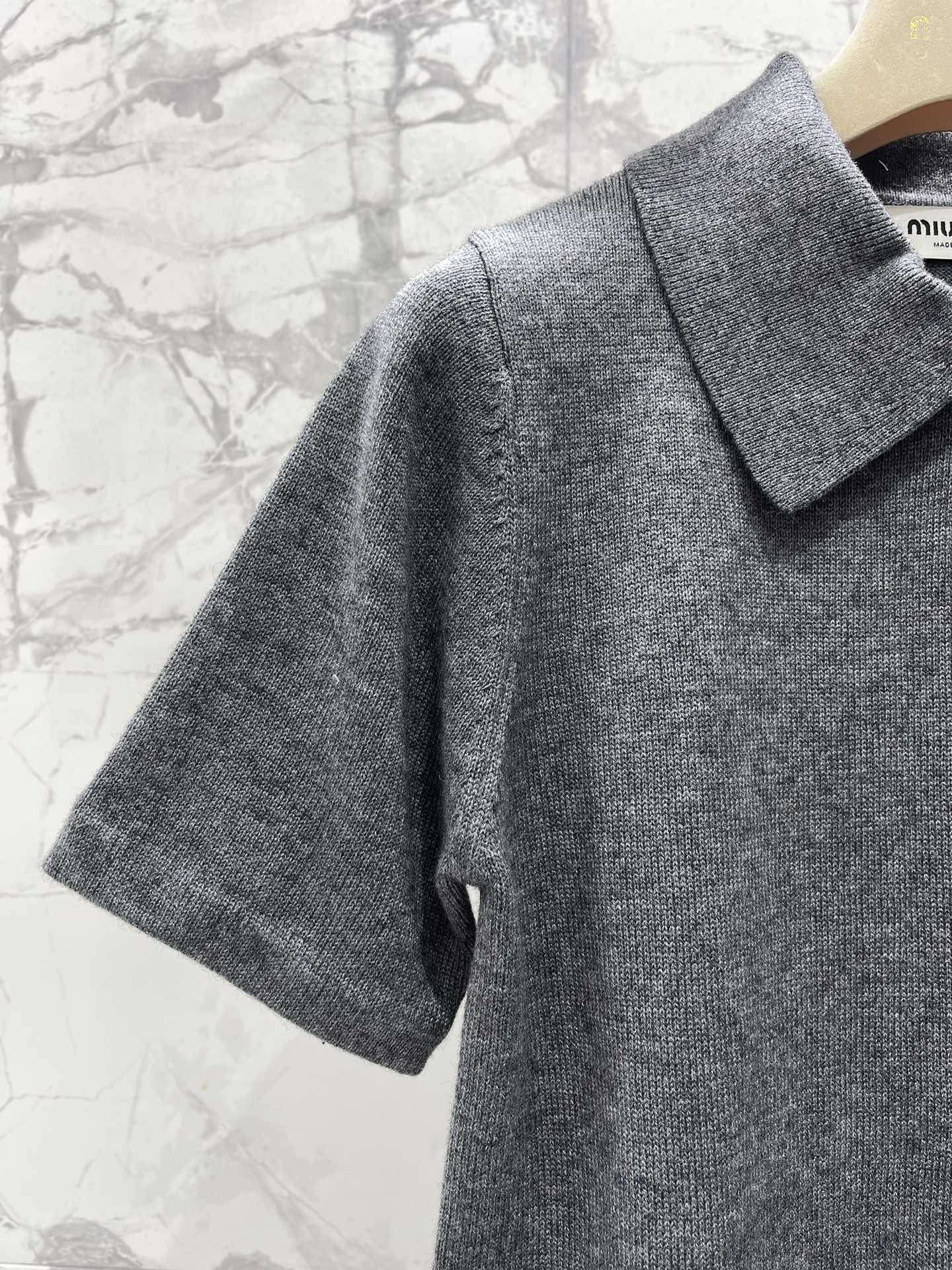 𝗠𝗜𝗨𝗠𝗜𝗨*缪缪早秋新款斜拉链羊绒针织polo衫缪缪家一直走在时尚前沿，这次的新款POLO衫更是把高级