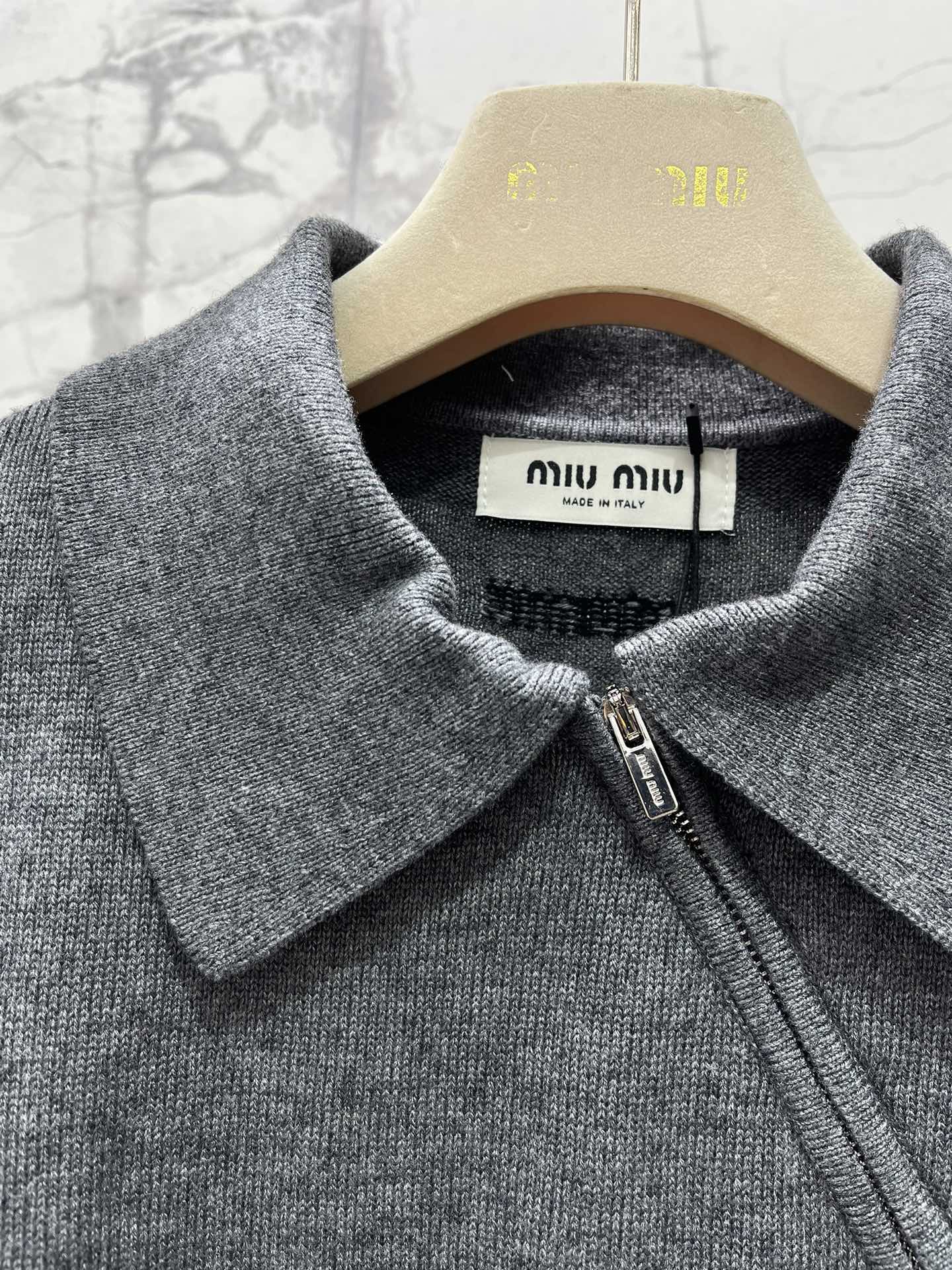 𝗠𝗜𝗨𝗠𝗜𝗨*缪缪早秋新款斜拉链羊绒针织polo衫缪缪家一直走在时尚前沿，这次的新款POLO衫更是把高级