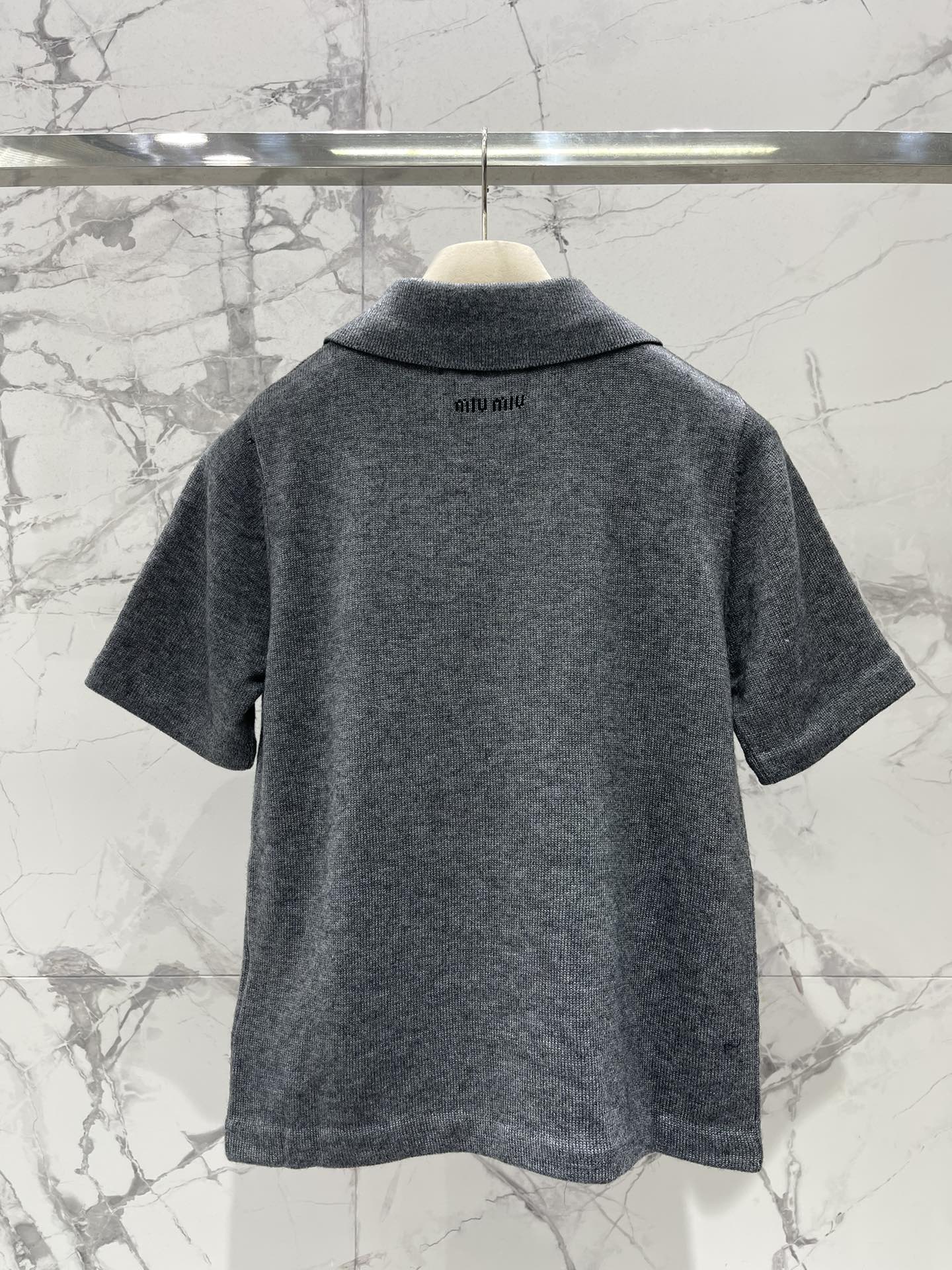 𝗠𝗜𝗨𝗠𝗜𝗨*缪缪早秋新款斜拉链羊绒针织polo衫缪缪家一直走在时尚前沿，这次的新款POLO衫更是把高级