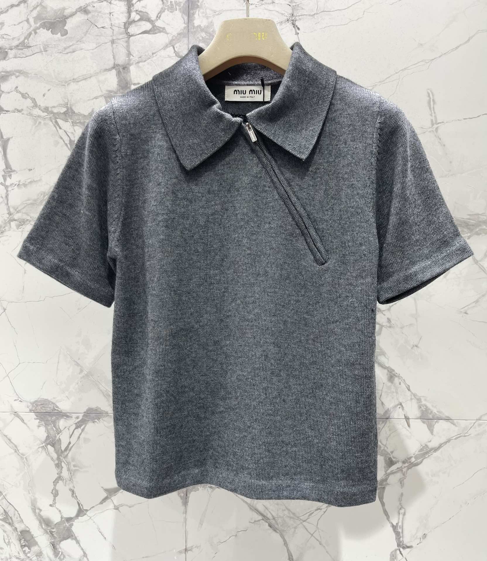 𝗠𝗜𝗨𝗠𝗜𝗨*缪缪早秋新款斜拉链羊绒针织polo衫缪缪家一直走在时尚前沿，这次的新款POLO衫更是把高级