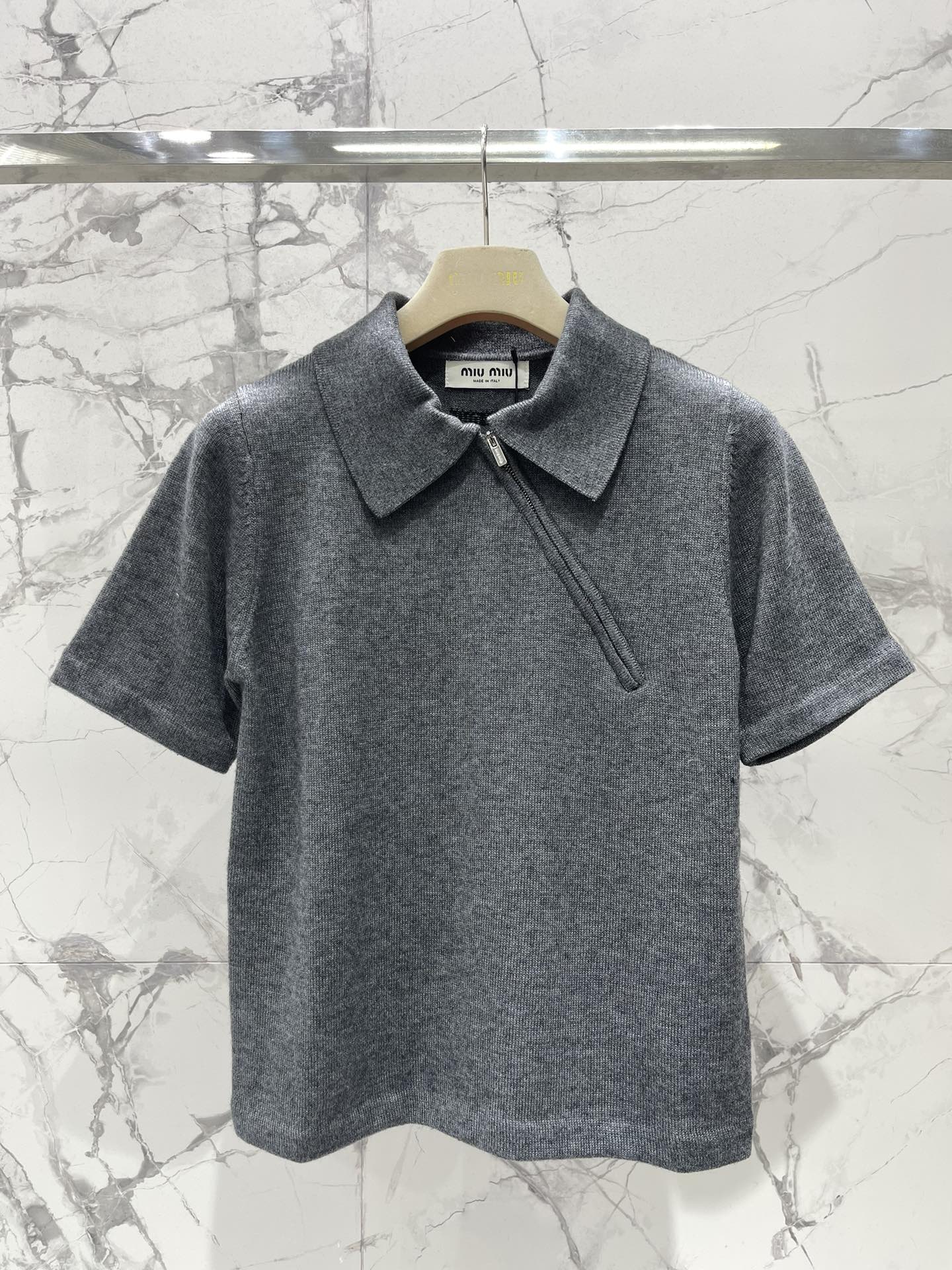 𝗠𝗜𝗨𝗠𝗜𝗨*缪缪早秋新款斜拉链羊绒针织polo衫缪缪家一直走在时尚前沿，这次的新款POLO衫更是把高级