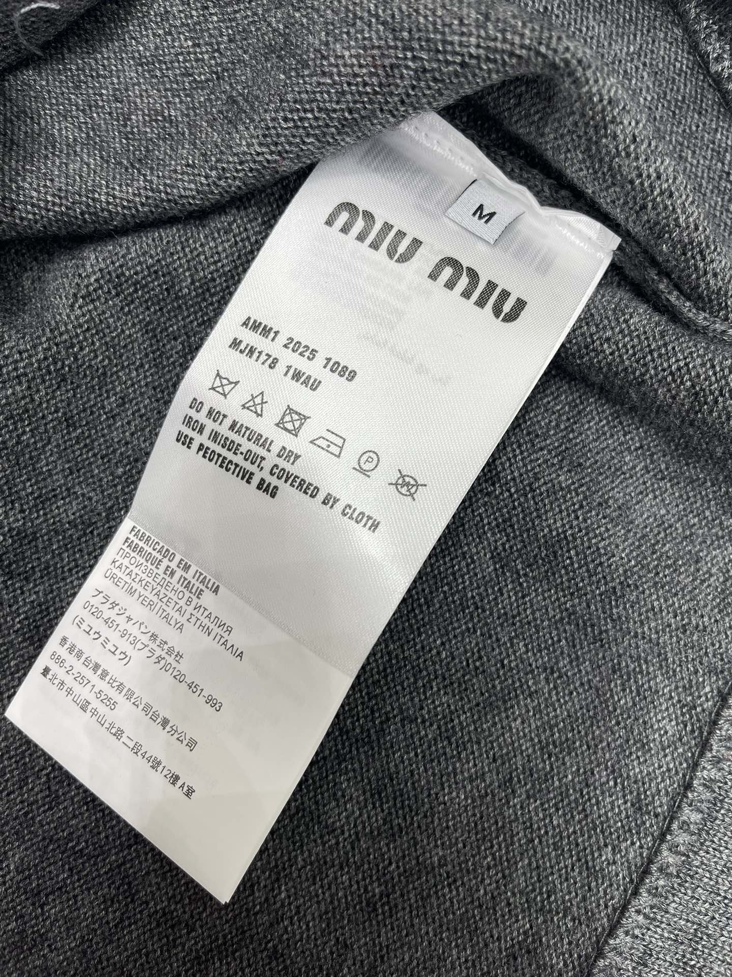 𝗠𝗜𝗨𝗠𝗜𝗨*缪缪早秋新款斜拉链羊绒针织polo衫缪缪家一直走在时尚前沿，这次的新款POLO衫更是把高级