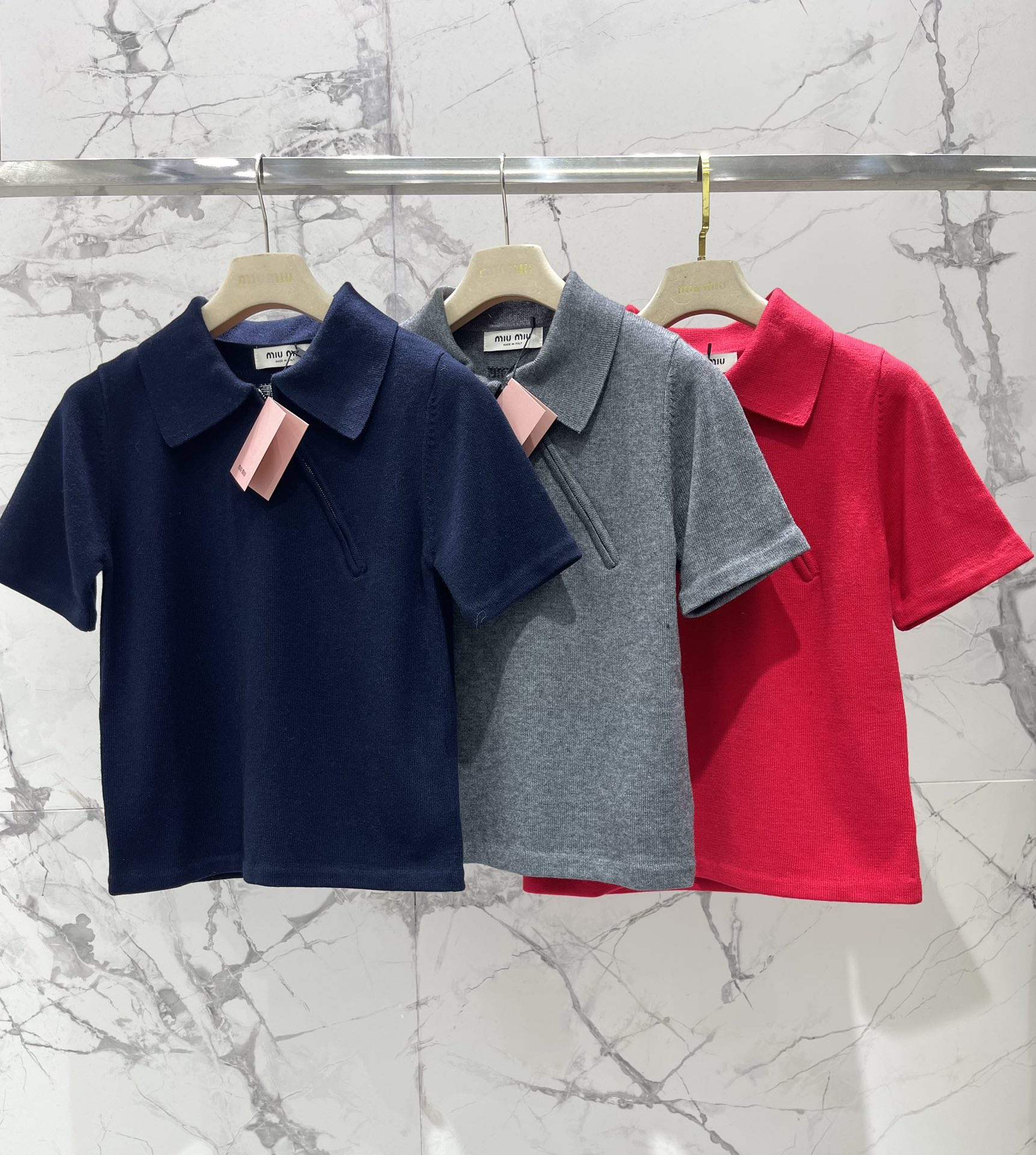 𝗠𝗜𝗨𝗠𝗜𝗨*缪缪早秋新款斜拉链羊绒针织polo衫缪缪家一直走在时尚前沿，这次的新款POLO衫更是把高级