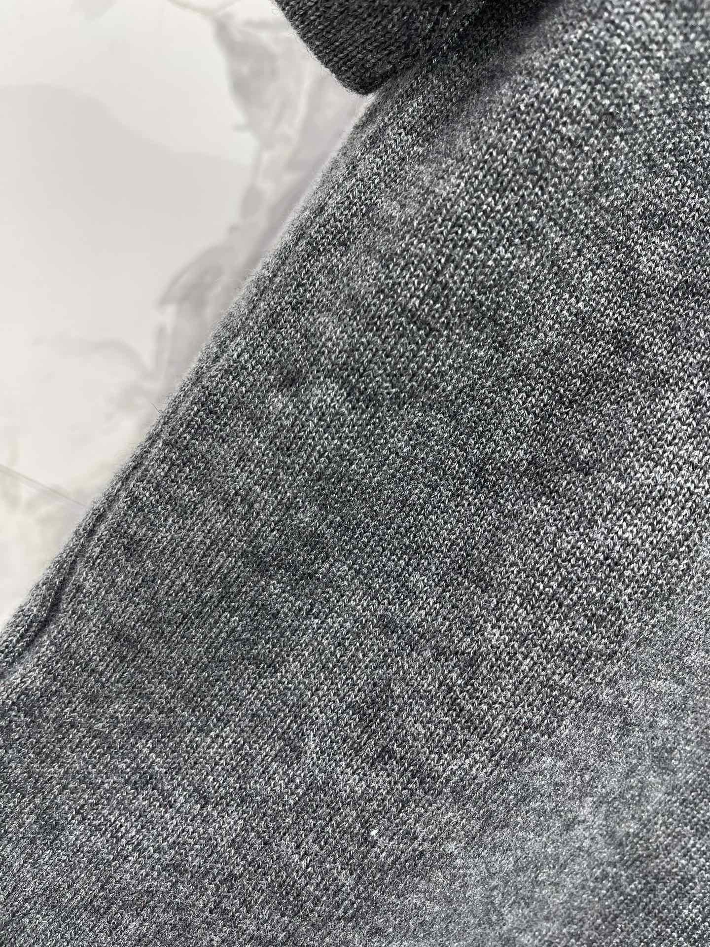 𝗠𝗜𝗨𝗠𝗜𝗨*缪缪早秋新款斜拉链羊绒针织polo衫缪缪家一直走在时尚前沿，这次的新款POLO衫更是把高级