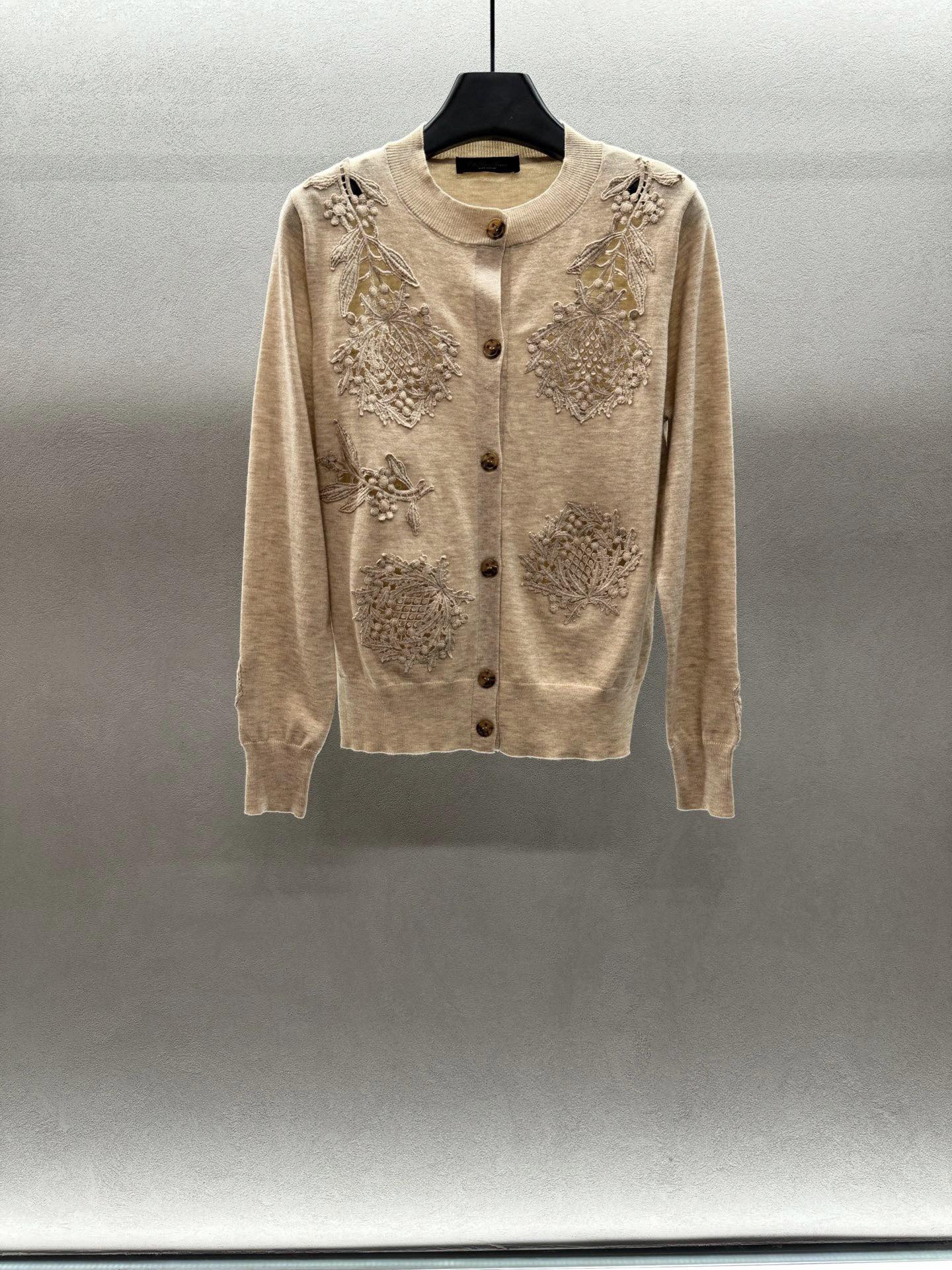 ￼ ❄️2025 Autumn and Winter❄️！Loro Pia*na ，老钱风镂空蕾丝拼接开