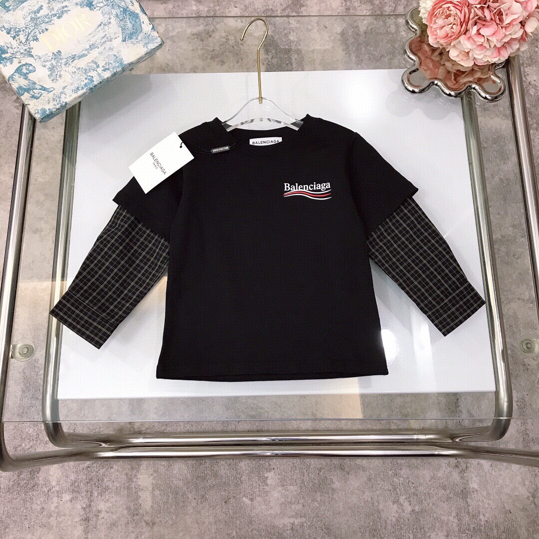 NO:579129,[Ready stock] size90- Balenciag* fake two-piece long-sleeved bottoming shirt. Customized plaid sleeve splicing design. Excellent color rendering. Classic wavy logo printing. Small logo on the front and back. Large logo on the back. Pure cotton. Slightly elastic, soft and comfortable ~ high-density pure cotton. Silky, delicate and shiny high-end fashion style. Made of imported high-end customized selected high-quality organic cotton fabrics. Comfortable and breathable. The upper body effect is very good. Color apricot black  Size 90--110-120-130-140-[CM] Need counter packaging, clothes, balenciaga,19860909【现货发】  size90- Balenciag* 假两件长袖打底衫 定制格子纹袖子拼接设计 显色度超级赞 经典波浪纹logo印花 前后两面均有 胸前小logo胸后大面积logo 纯棉 微弹柔软舒适～高密度纯棉 丝滑细腻有光泽高级时髦款,采用进口高端定制精选优质有机棉面料 舒适透气 上身效果非常好 颜色杏色 黑色 尺码90--110-120-130-140-【CM】 需要专柜包装元,衣服,balenciaga,,Children's