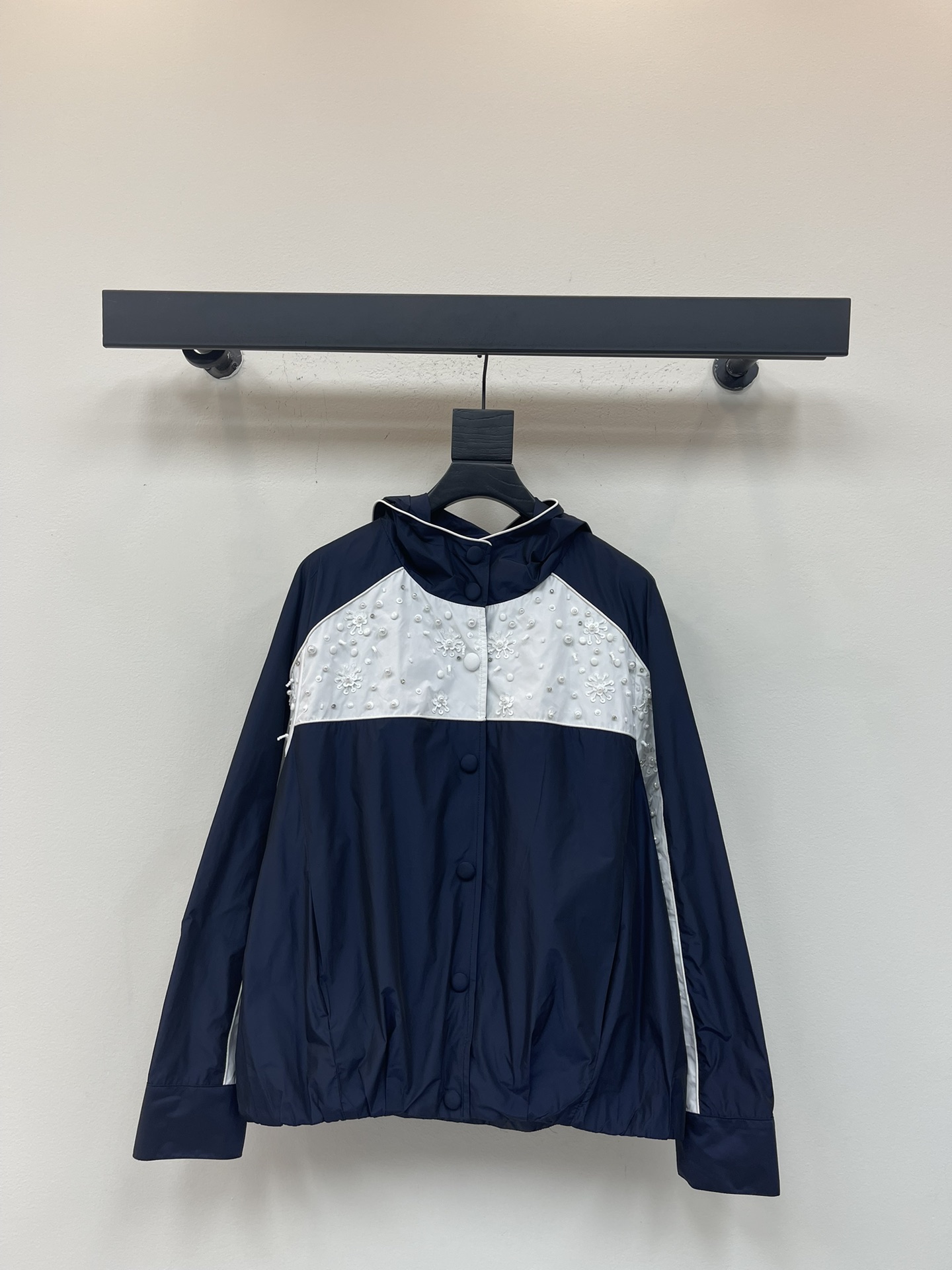 NO:508365,Lefam*25 early autumn new color-blocking beaded long hooded jacket jacket | Exclusive high-end production!  The contrasting color splicing of navy blue and milky white, and the pearl beads on the side of the sleeves reflect fine light under the light, injecting exquisite tone into the street feeling; the sweet and cool style of soul footnotes satisfying the girl's heart while forming a wonderful balance with the overall cool feeling. SML, Jackets & coats, Jackets & coats, Hats, alexander wang19860909Lefam*25早秋新款拼色钉珠长款连帽夹克外套丨独家高版出品！藏青与奶白的撞色拼接,衣袖侧边的珍珠钉珠装饰,在光线下折射出细碎光芒,为街头感注入精致腔调；甜酷风格的灵魂注脚,满足少女心的同时,又与整体的飒爽感形成奇妙平衡.SML,,jackets & coats,jackets & coats,hats,alexander wang,Women's clothing