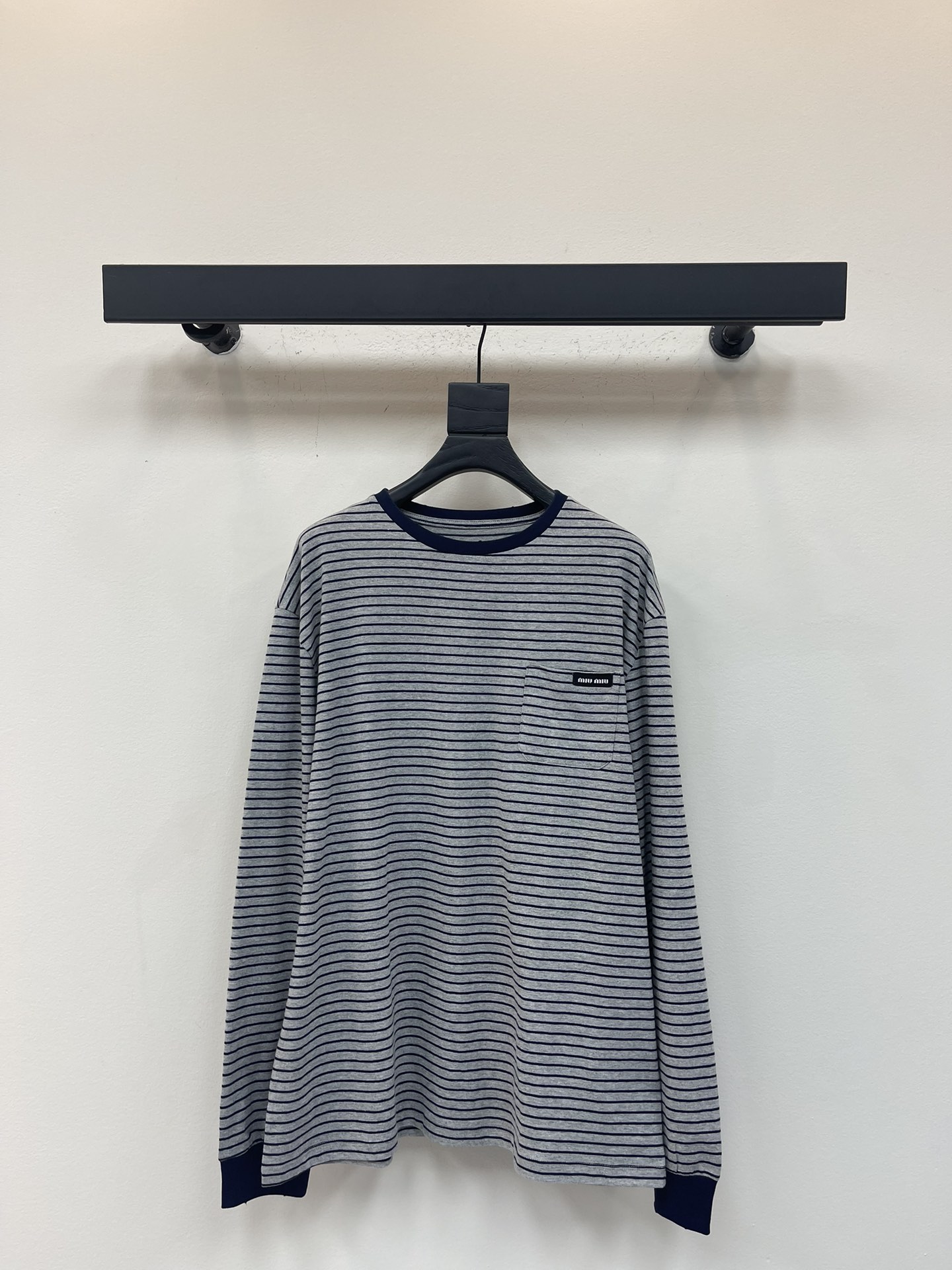 NO:508347,Miumi*25 early autumn new contrast striped long-sleeved top Customized YB twill cotton texture, shiny texture, elastic and comfortable Loose silhouette round neck long-sleeved cut The collar and cuffs are contrasting in color. Edge with plain black threads. The whole body stripes are alternately versatile and durable. The chest pockets are decorated with iconic letter logos to get rid of boring monotony oversized style cuts. Inclusive of body shape. Slim and high-end outfits. Show all versatile autumn and winter. Daily commuting, date and leisure. SML,,miumiu,versace,alexander wang19860909Miumi*25早秋新款撞色条纹长袖上衣 定制YB斜纹全棉材质 质感光泽 弹力舒适 宽松廓形圆领长袖裁剪 领口与袖口撞色呼应 以素黑螺纹包边 通体条纹交替 百搭耐看 胸前口袋点缀标志性字母徽标装饰 摆脱无聊的单调 oversized版型剪裁 包容身形 穿搭显瘦高级 尽显百搭秋冬 日常通勤约会休闲都 SML,,miumiu,versace,alexander wang,Women's clothing