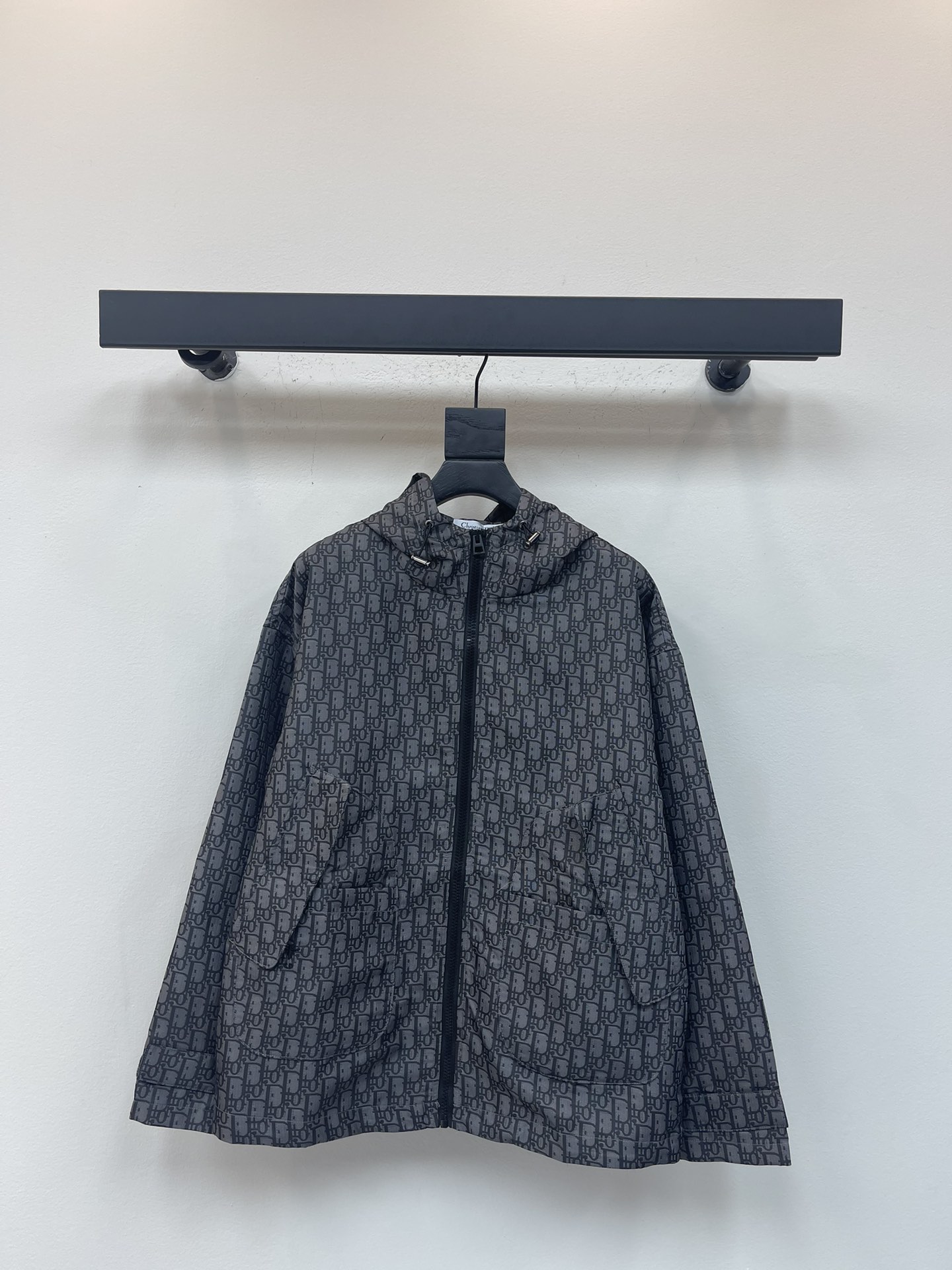 NO:508359,Dio*25 new classic presbyterian hooded jacket jacket!  This hooded jacket is decorated with Oblique jacquard, which is back to the classic pattern YB customized taffeta technology jacquard fabric launched by D*or in 1967. The right pocket is decorated with bee embroidery and makes it look more exquisite. The most important thing is to do the right flower design, the workmanship cost is double that of the ordinary jacket. The texture is really invincible. SML,,dior,jackets & coats,jackets & coats,hats,alexander wang19860909Dio*25新款经典老花连帽夹克外套！ 这款连帽夹克饰以 Oblique 提花,回溯 D*or 于 1967 年推出的经典图案YB 定制的塔夫绸科技提花面料 并且右侧口袋部位饰以小蜜蜂刺绣更显精致超级超级重工最最最关键的是 要做对花设计,做工成本是普通外套双倍 质感真的无敌了 SML,,dior,jackets & coats,jackets & coats,hats,alexander wang,Women's clothing