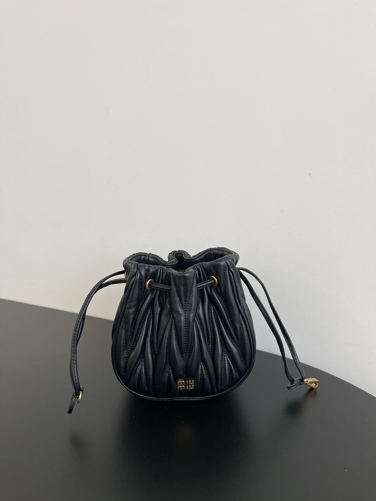 P600 Miumiu bolso shumai de piel de cordero con fruncidos. Suave y llenito, adorable hasta el extremo. Diseño de cordón…