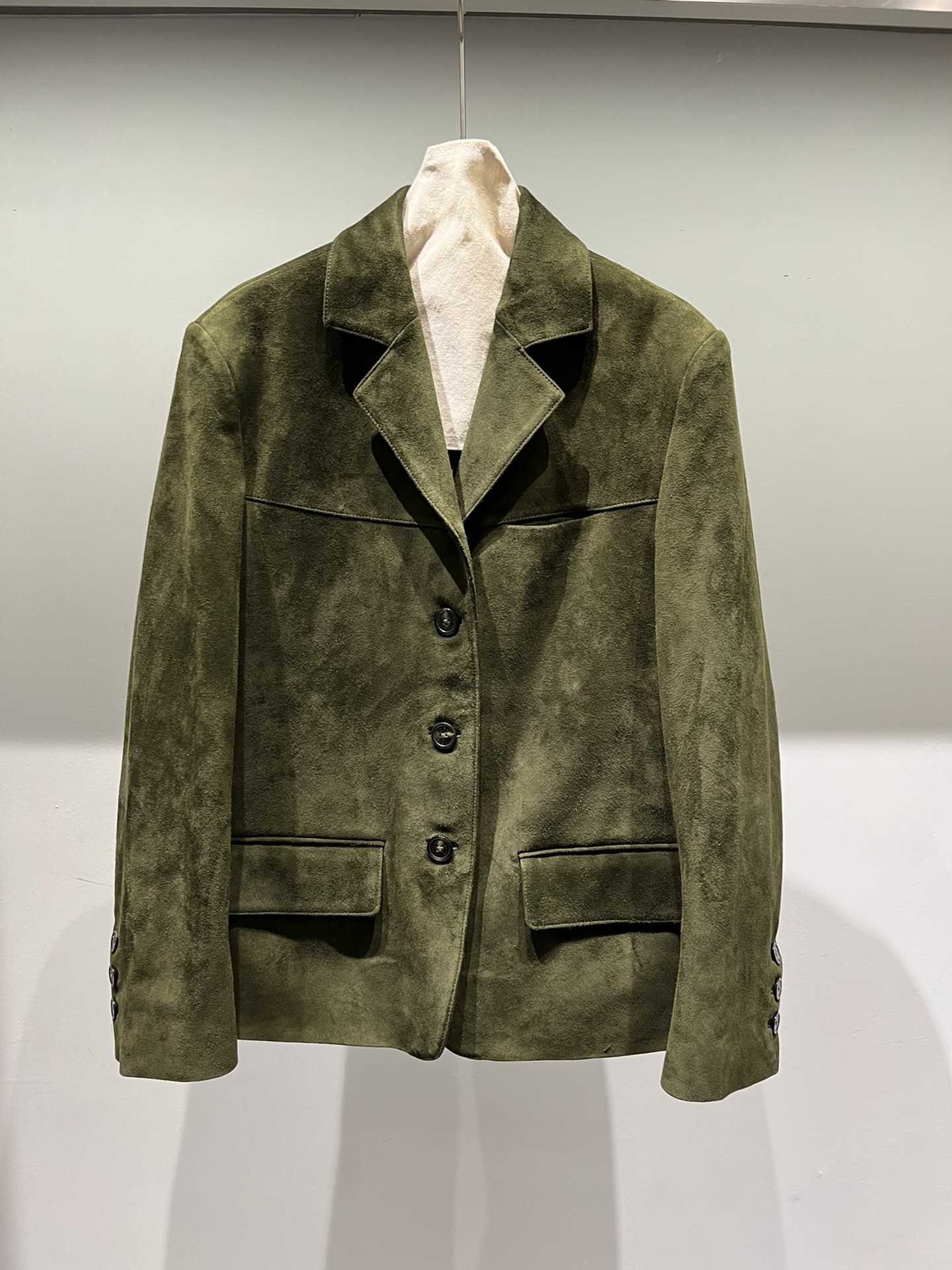NO:723032,Prada suede sheepskin suit is a green real shot, the leather of the suit is very soft and comfortable, buttons with logo, Prada-clothing, prada, business suit, sheepskin,19860909普拉达绒面羊皮西装补一下绿色实拍,西装款皮料很柔软舒服,纽扣带logo,普拉达-服装,prada,business suit,sheepskin,,Women's clothing