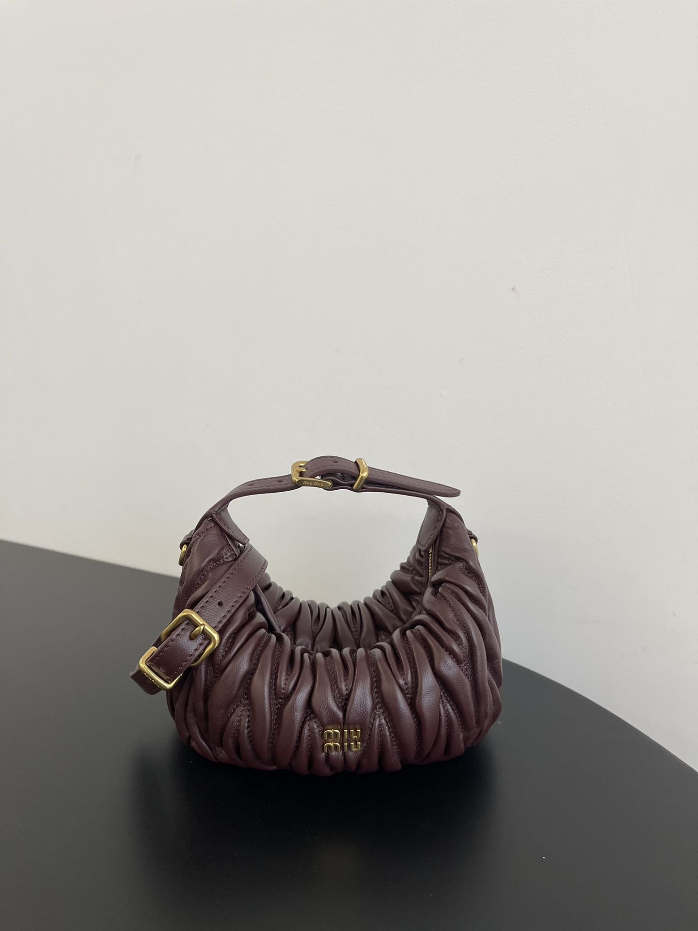 P590 Miumiu bolso fiambrera de piel de cordero con fruncidos. Suave y llenito, adorable hasta el extremo. Se puede llev…