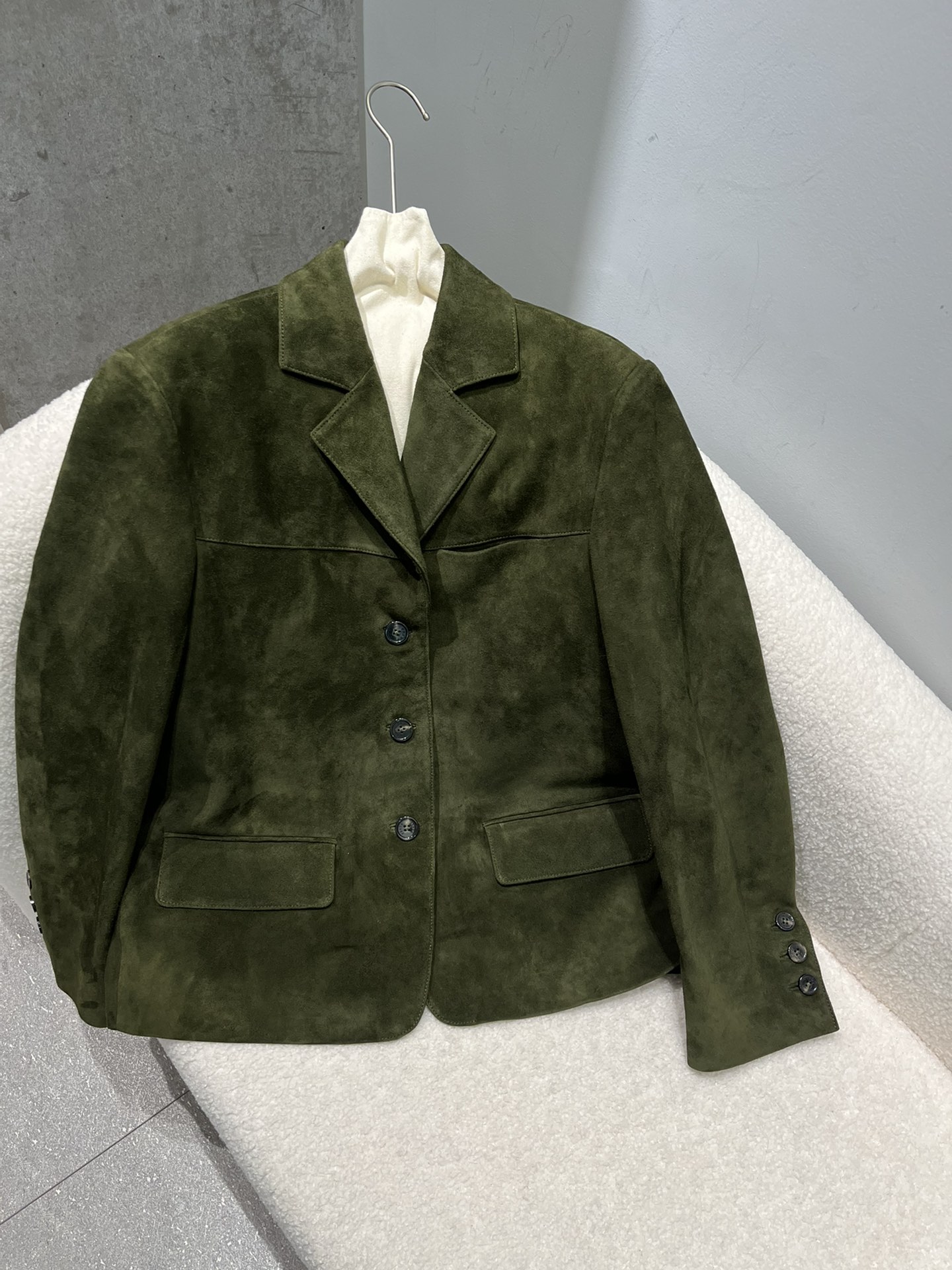 NO:871430,Prada suede sheepskin suit with green real shot, the leather of the suit is very soft and comfortable, button with logo, size S-XL, loose fit, soft leather, Prada-clothing, prada, business suit, sheepskin,19860909普拉达绒面羊皮西装补一下绿色实拍,西装款皮料很柔软舒服,纽扣带logo 尺寸S- Xl码,宽松版型,柔软皮料,普拉达-服装,prada,business suit,sheepskin,,Women's clothing