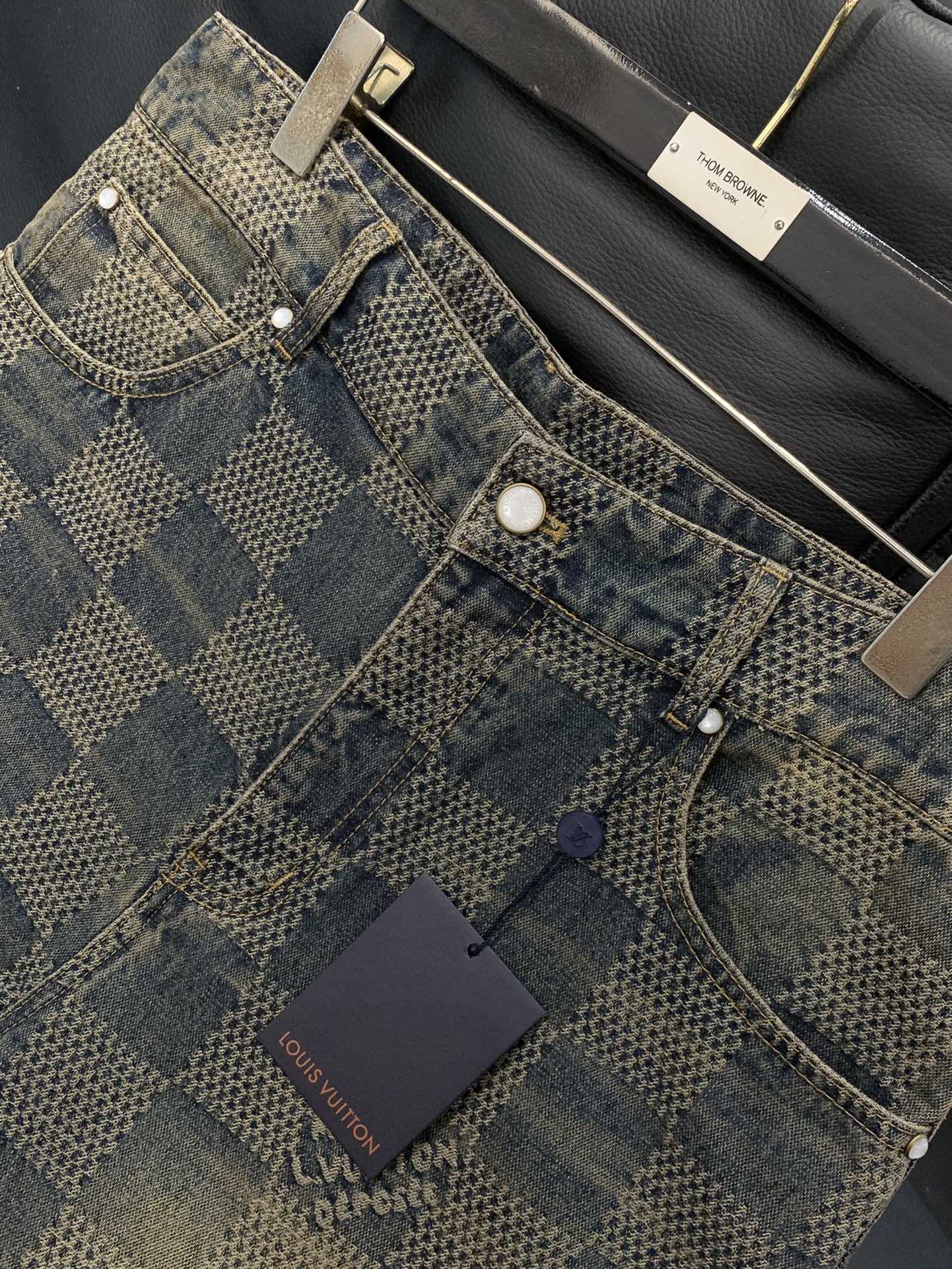 ，LouisVuitton 路易威登，2025秋季最新款，专柜同步有售，原单狠货，时尚休闲水洗牛仔裤，上