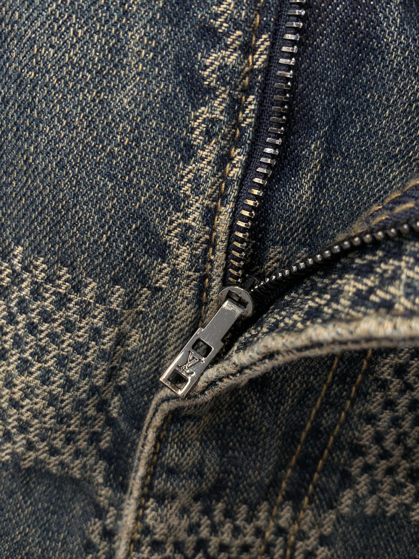 ，LouisVuitton 路易威登，2025秋季最新款，专柜同步有售，原单狠货，时尚休闲水洗牛仔裤，上