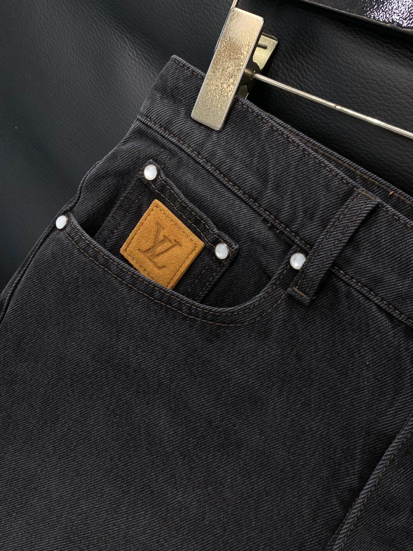 ，LouisVuitton 路易威登，2025秋季最新款，专柜同步有售，原单狠货，时尚休闲水洗牛仔裤，上