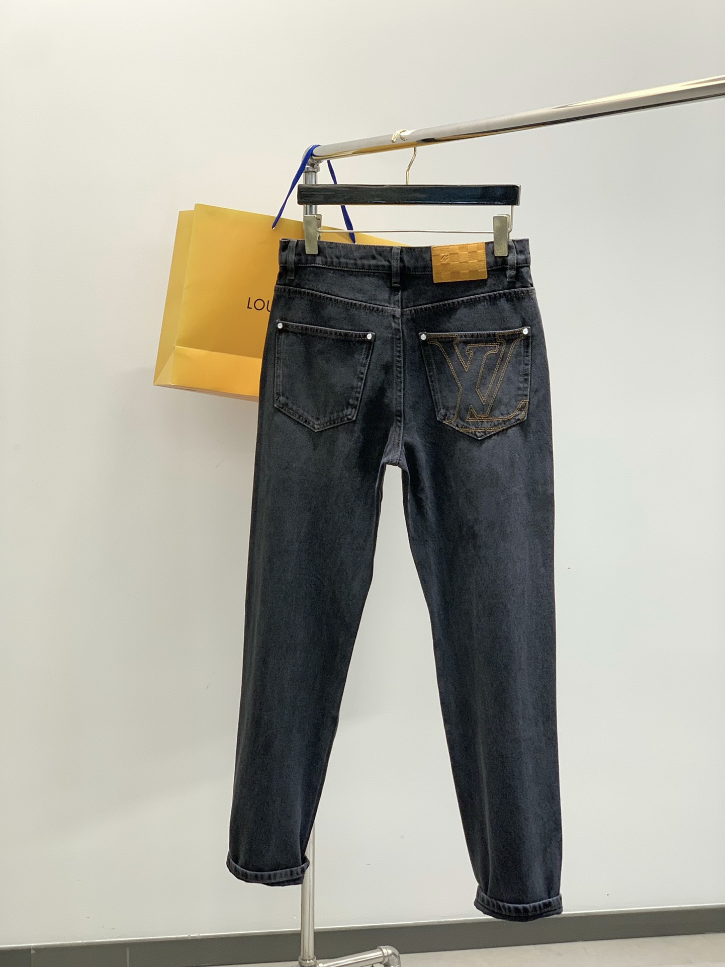 ，LouisVuitton 路易威登，2025秋季最新款，专柜同步有售，原单狠货，时尚休闲水洗牛仔裤，上