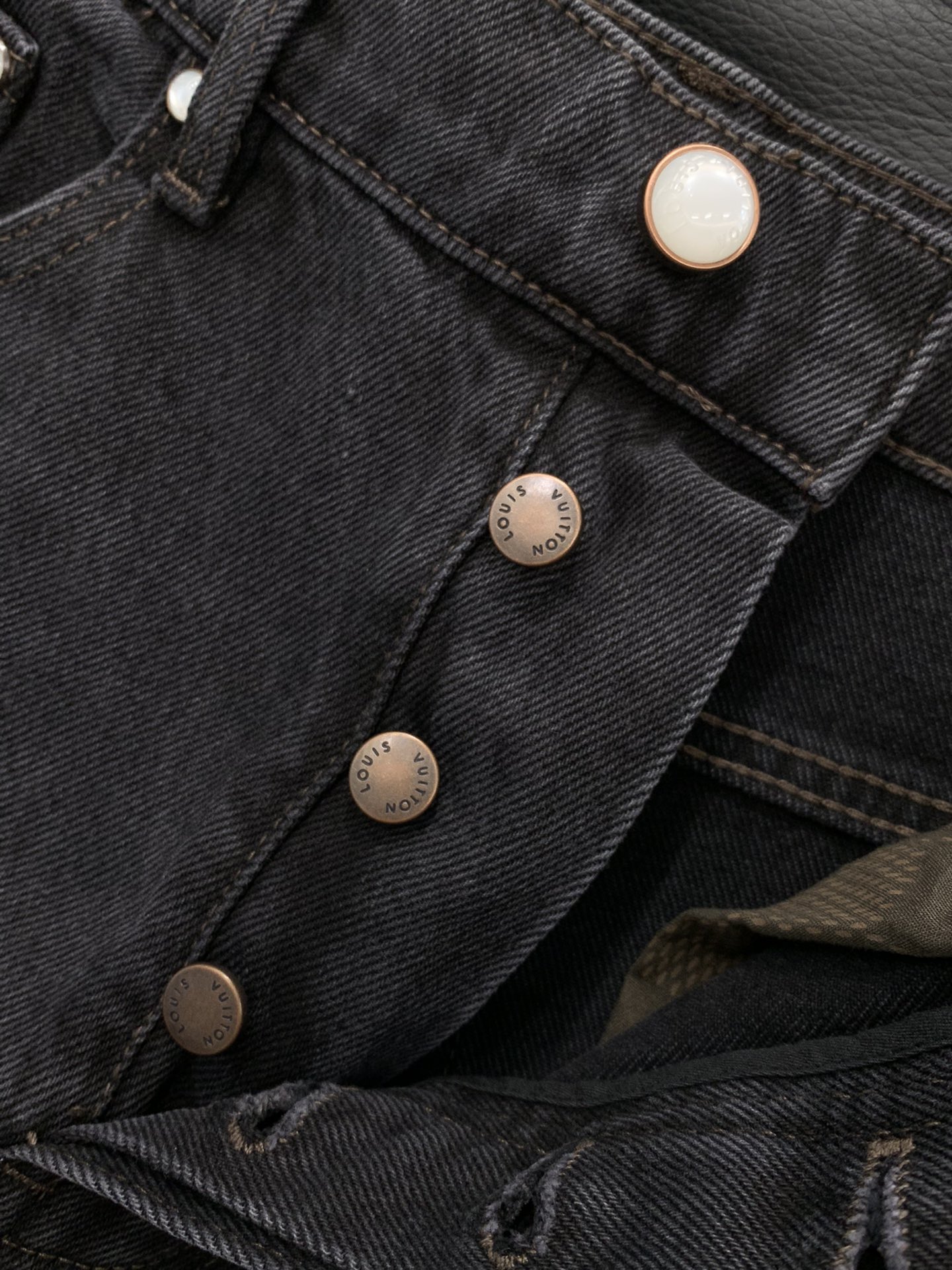 ，LouisVuitton 路易威登，2025秋季最新款，专柜同步有售，原单狠货，时尚休闲水洗牛仔裤，上