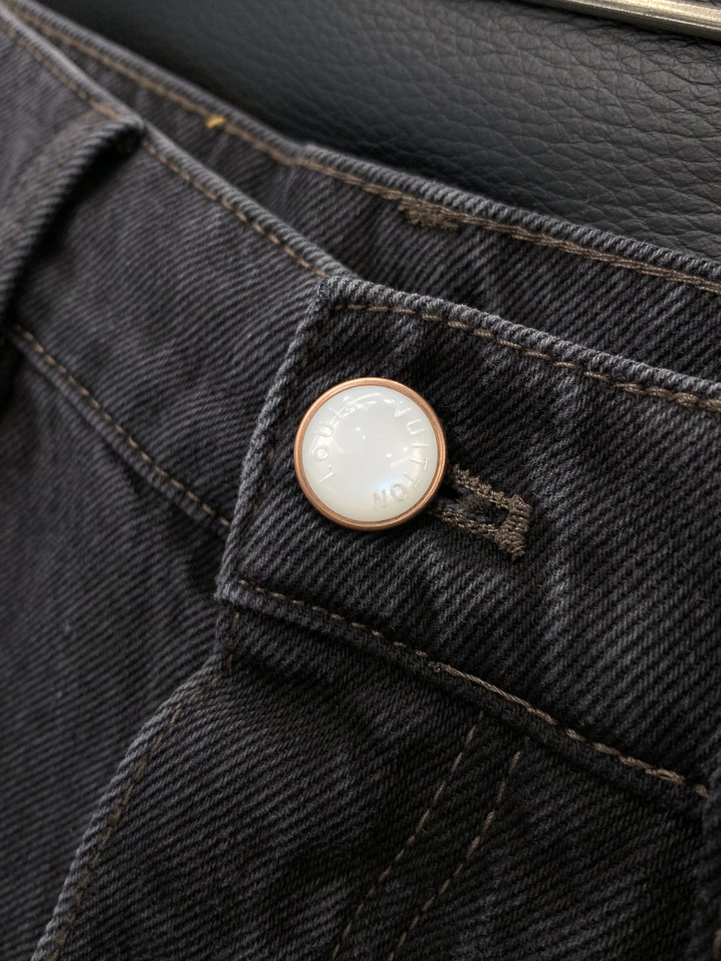 ，LouisVuitton 路易威登，2025秋季最新款，专柜同步有售，原单狠货，时尚休闲水洗牛仔裤，上