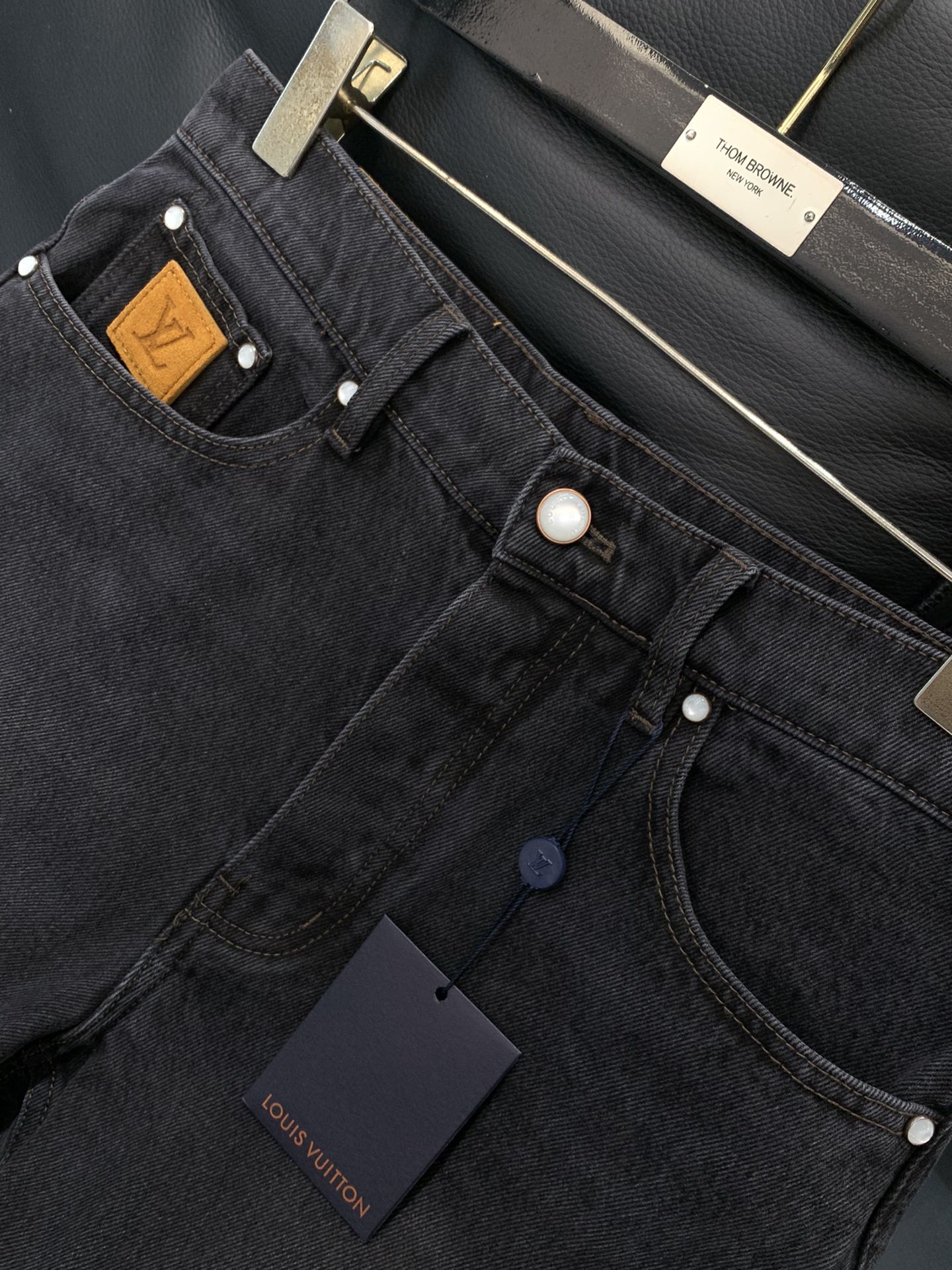 ，LouisVuitton 路易威登，2025秋季最新款，专柜同步有售，原单狠货，时尚休闲水洗牛仔裤，上