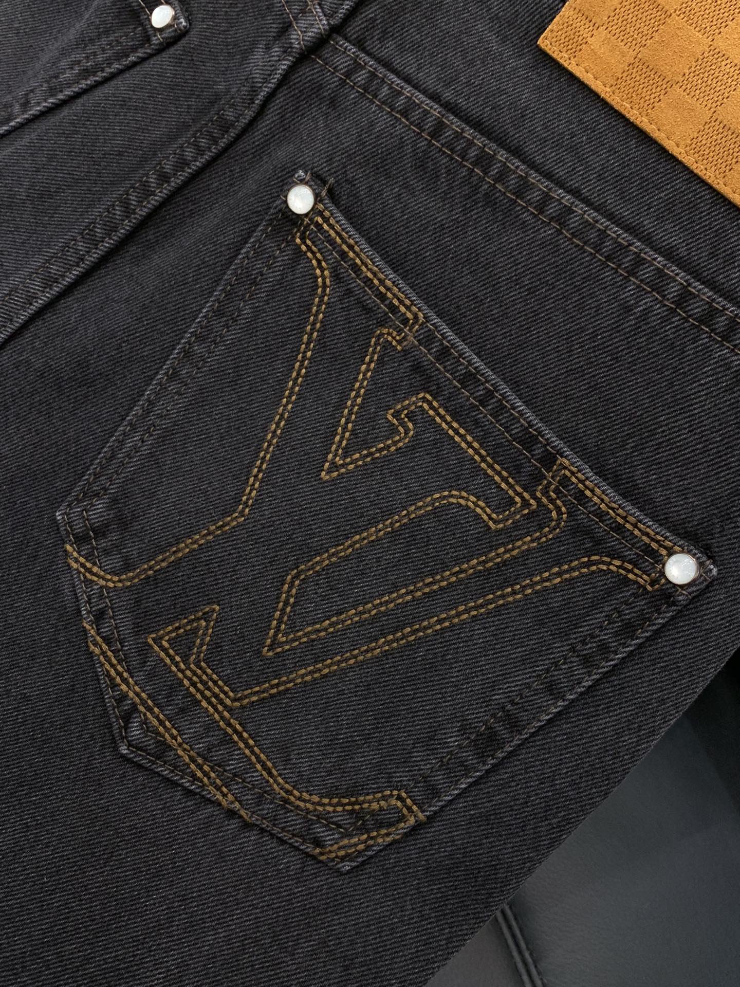 ，LouisVuitton 路易威登，2025秋季最新款，专柜同步有售，原单狠货，时尚休闲水洗牛仔裤，上