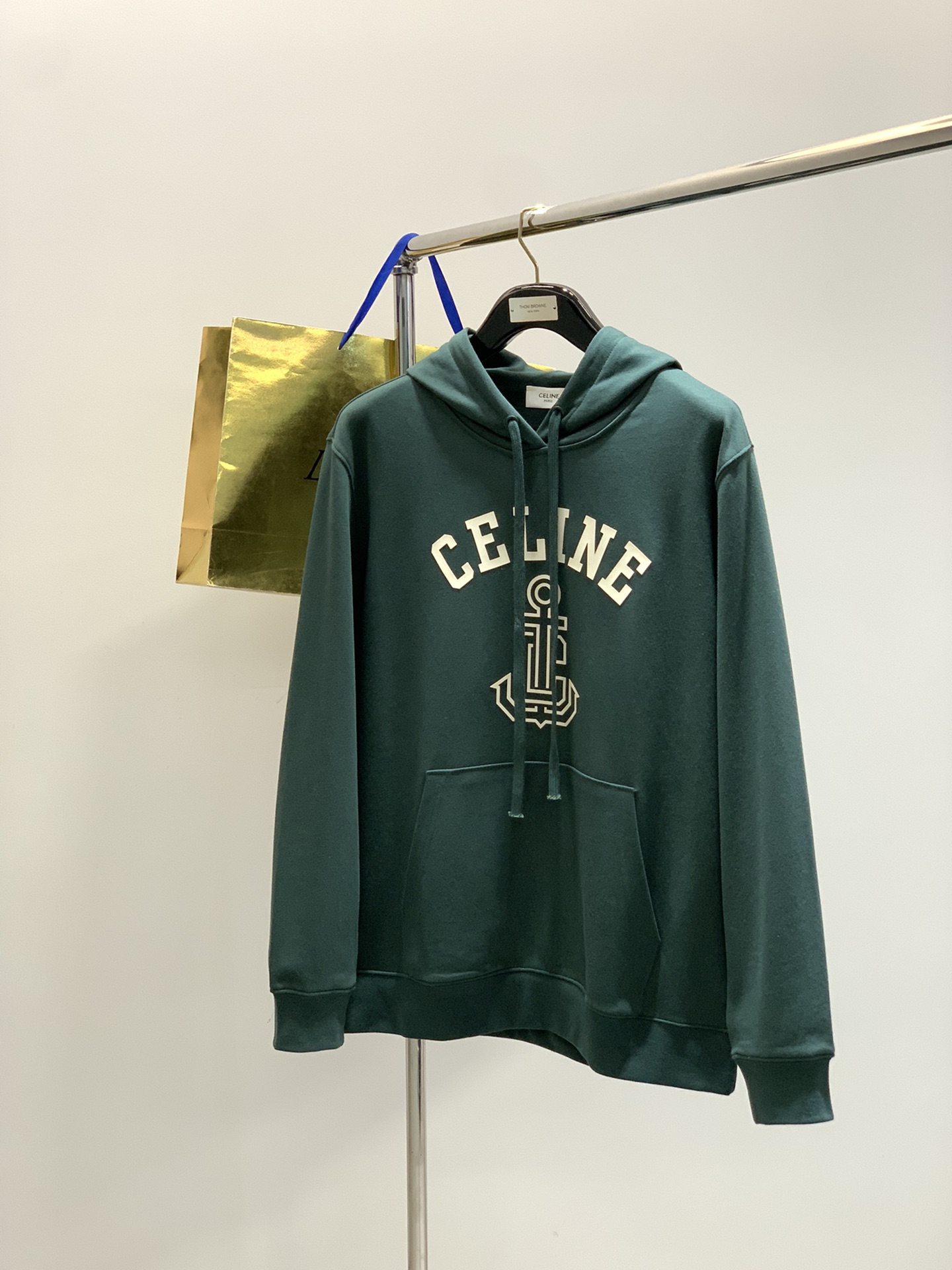 NO:728634,Years later, Celine Celine, autumn new products, available at counters simultaneously, original goods, fashionable and casual hooded sweatshirt, using imported original fabrics, top-notch printing technology letter pattern logo, consistent high-standard production, skin-friendly and breathable, the texture of ready-made clothes is very good, the upper body is fashionable and handsome, three labels are complete, 3 colors are recommended, size M-2Xl, celine, hoodie, sweatshirts, hats,19860909年后,,Celine 瑟琳,秋季新品,专柜同步有售,原单狠货,时尚休闲连帽卫衣,采用进口原版面料,顶级印花工艺字母图案logo,一贯的高规格出品,亲肤透气,成衣包括质感都非常好,上身时尚帅气,三标齐全,3色推荐,码数M-2Xl,,celine,hoodie,sweatshirts,hats,,Men's clothing