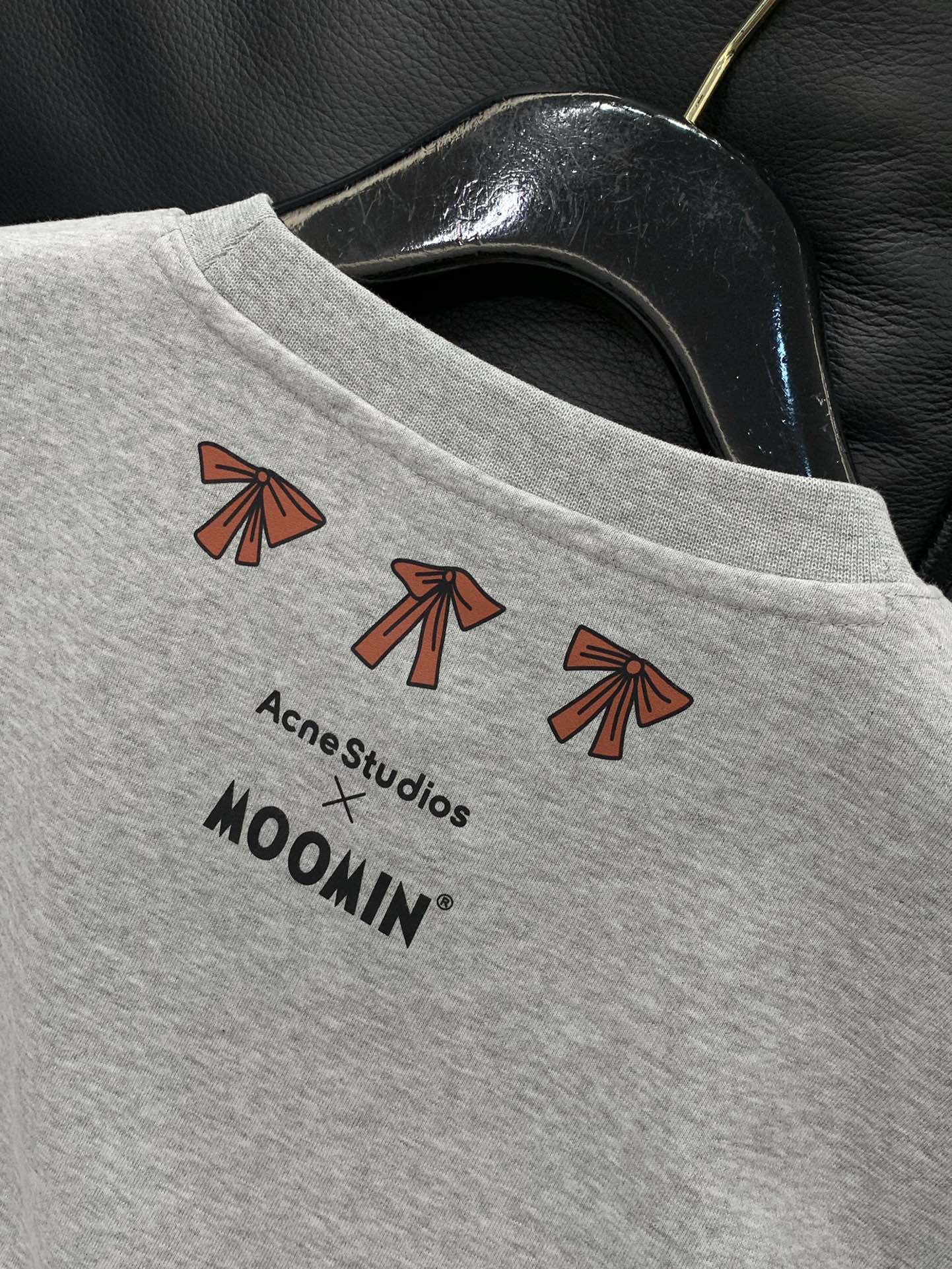 ，Acne Studios 瑞典时尚品牌，2025秋季最新款，时尚休闲圆领长袖卫衣，官网专柜同步有售，原