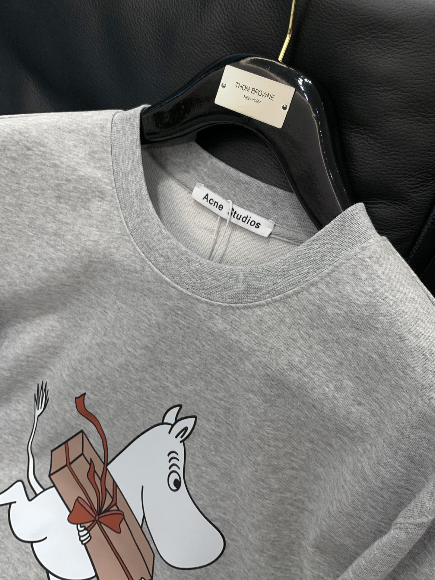 ，Acne Studios 瑞典时尚品牌，2025秋季最新款，时尚休闲圆领长袖卫衣，官网专柜同步有售，原